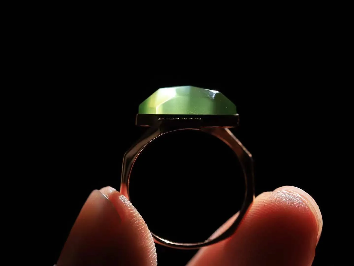 【金镶玉.戒指】

精品和田玉碧玉猫眼18k金镶嵌戒指 玉质细腻温润 油性十足 ，不论时光如何流转变化，这枚戒指始终闪耀着最初的光芒。精工镶嵌18K金 （保真金 可检测贵金属18K金）重3.4克 尺寸17-15-7mm 78171055A