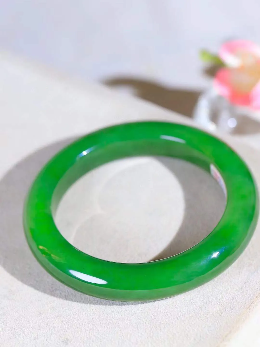 【腕间柔情.手镯】   

精品和田玉碧玉手镯 玉质温润细腻 油性十足 古朴秀雅 轻抚岁月的栏杆软香温玉，腕间玉镯轻轻晃动，令人情动心间，撷一缕月末的芬芳，把心思铺陈，时光静美，惟有你最温柔。重68克   尺寸56-12.5-10.5mm  46141055A