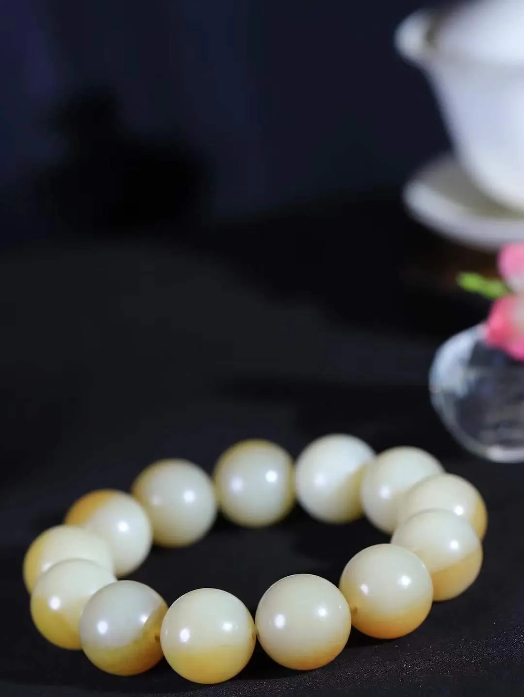 【珠圆玉润.手串】

精品和田玉糖白玉珠圆玉润手串 玉质温润细腻  整串打磨圆润，佩戴舒适。珠珠落玉