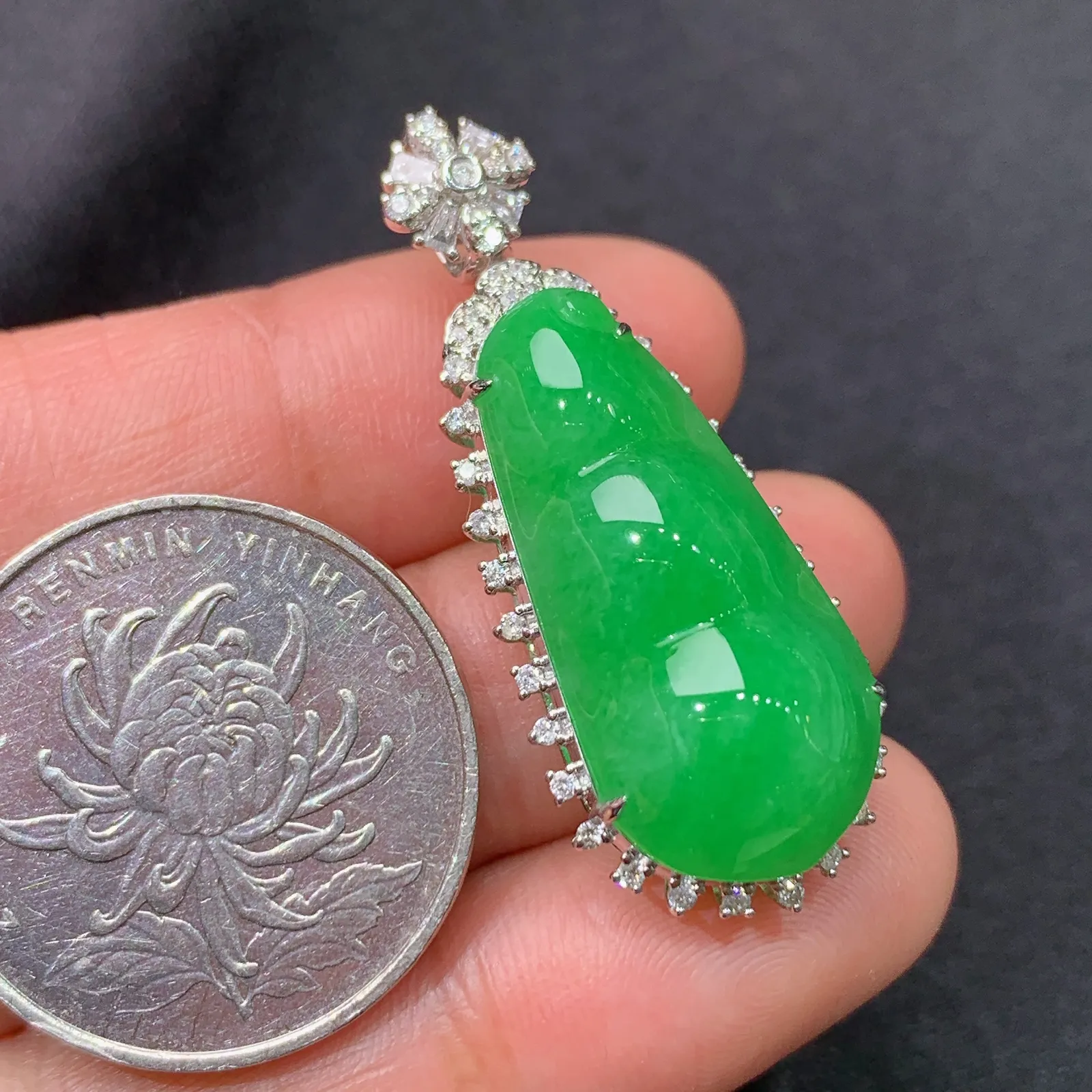 阳绿福豆吊坠，18k金镶嵌，色泽鲜阳，冰润细腻，种水足，Ax 尺寸38.2*14.8*11.6