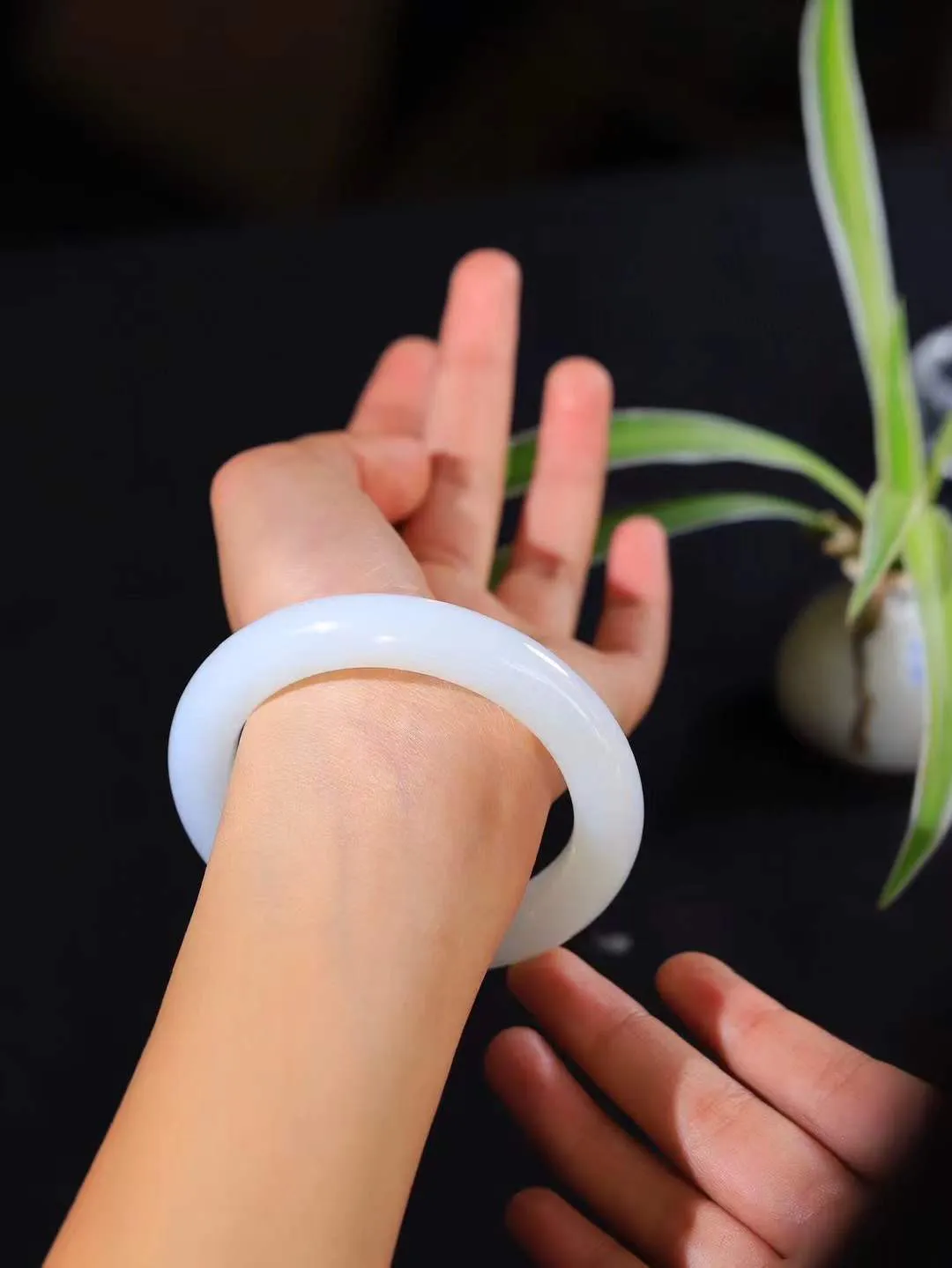 （一见倾心.手镯）

精品和田玉白玉手镯，玉质温润细腻 油性十足 手感舒适，高华雅逸，线条流畅，简约