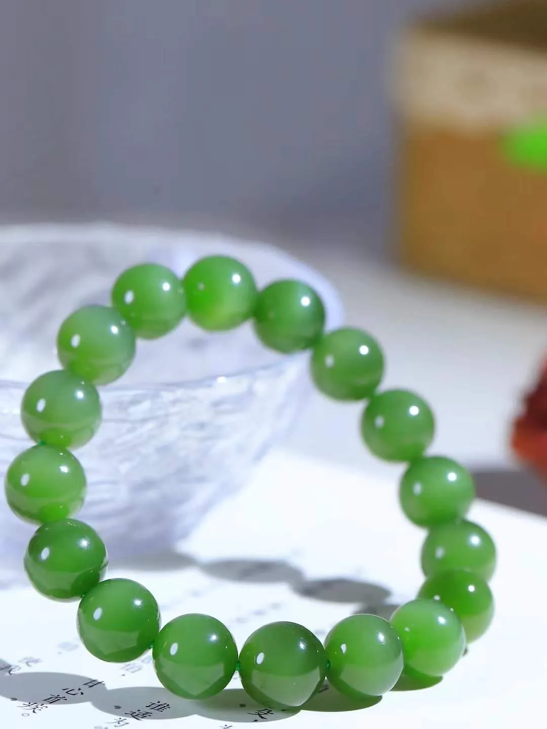 【珠圆玉润.手串】

精品和田玉碧玉猫眼珠圆玉润手串 玉质温润细腻  整串打磨圆润，佩戴舒适。珠珠落玉盘，间关莺语花底滑，一生美好时光，无论身在何处，都有它相伴相守。事事顺遂，幸福美满，吉祥如意。重46.5克 尺寸取一11.9mm FDL-16141000