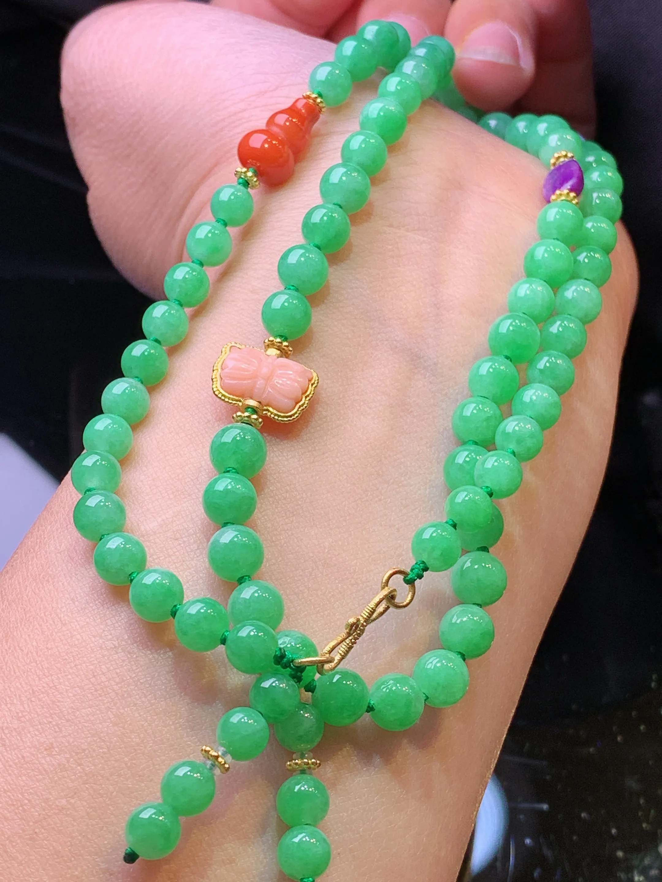 翠绿圆珠项链 玉质细腻 色泽艳丽清新 整体尺寸6.2