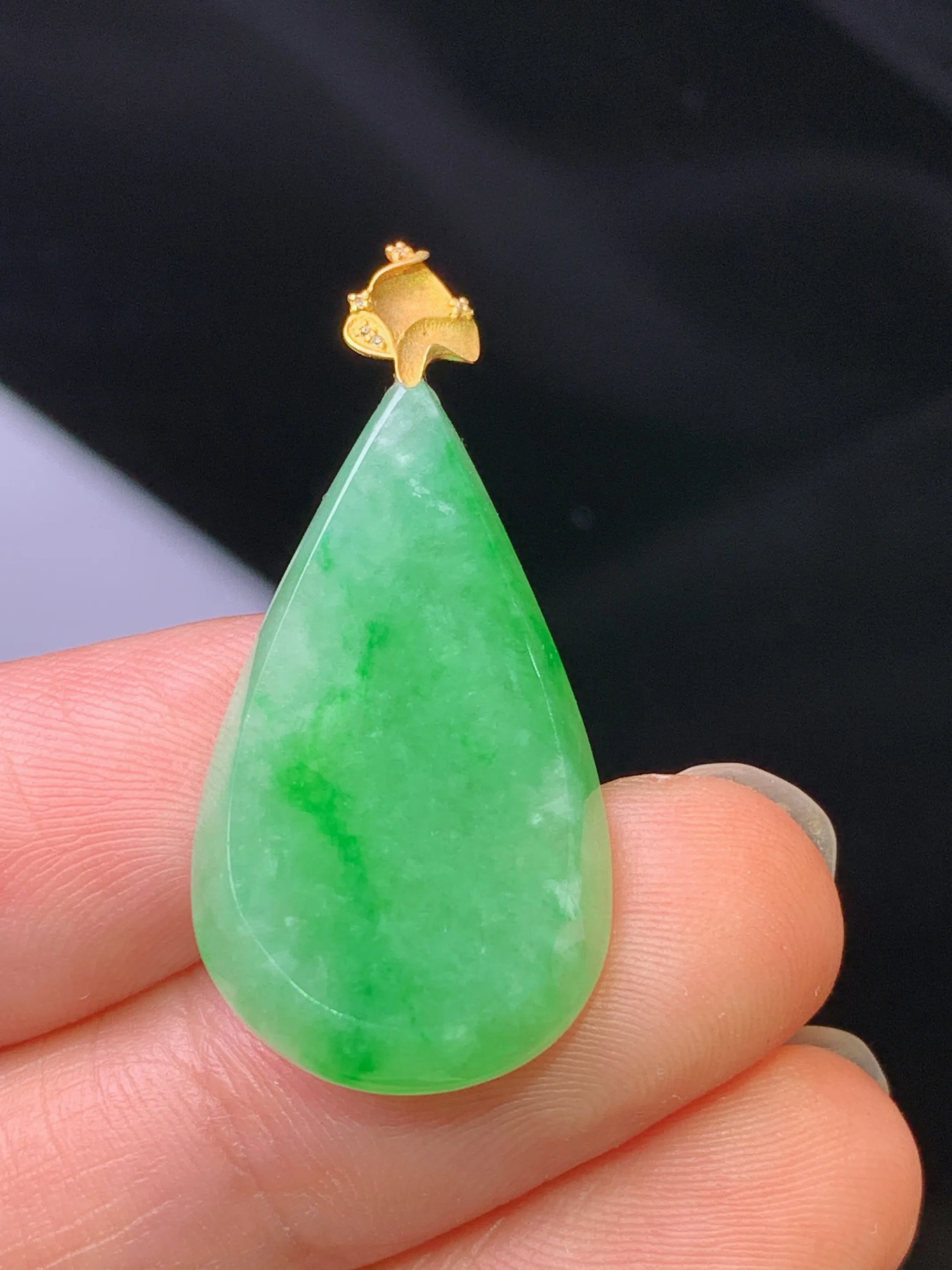 18k金镶嵌翠绿水滴吊坠 玉质细腻 色泽艳丽清新 整体尺寸34*15.7*4