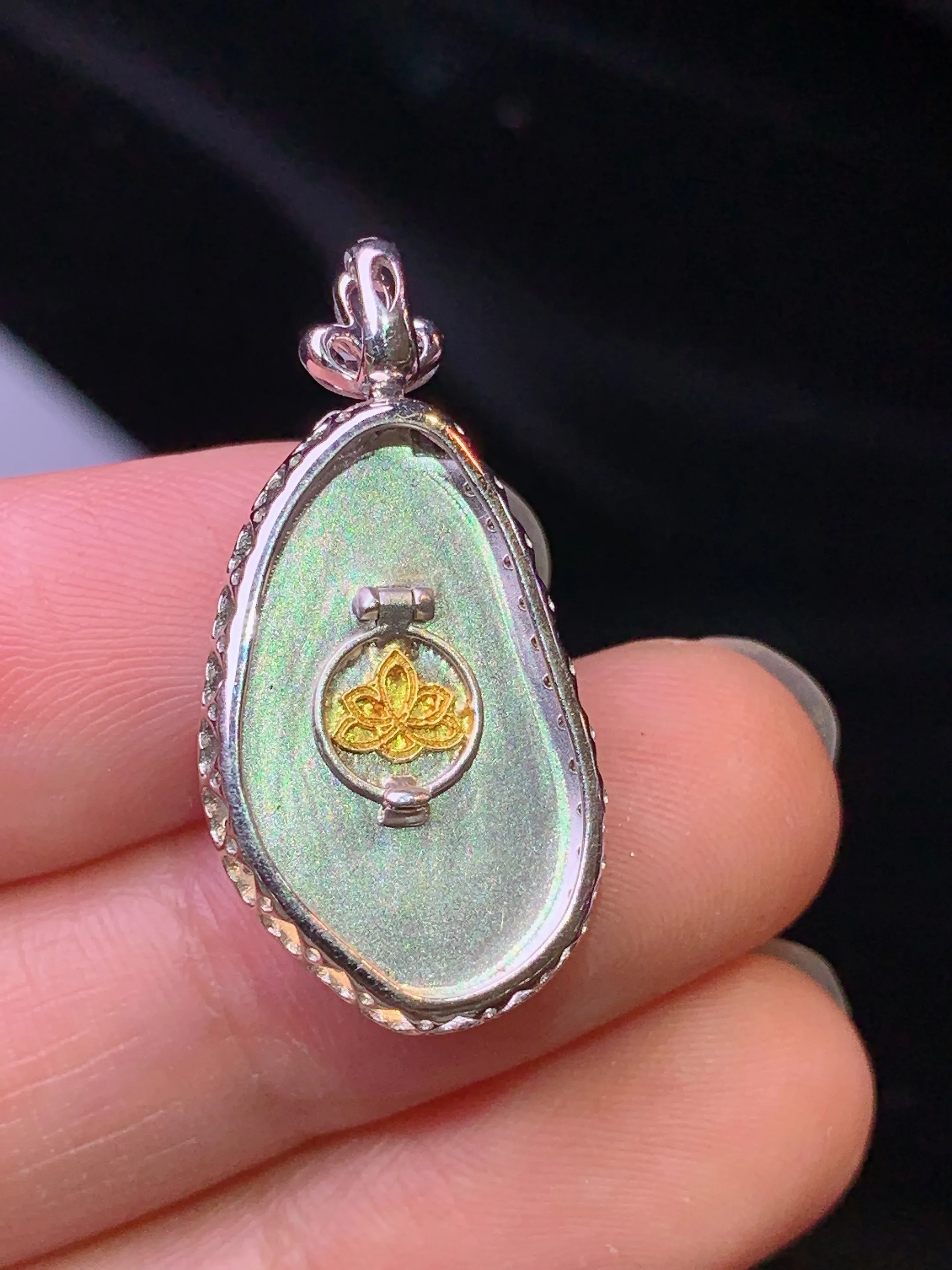 18k金镶嵌翠绿树叶吊坠 玉质细腻 色泽艳丽清新 整体尺寸28*14*6.5