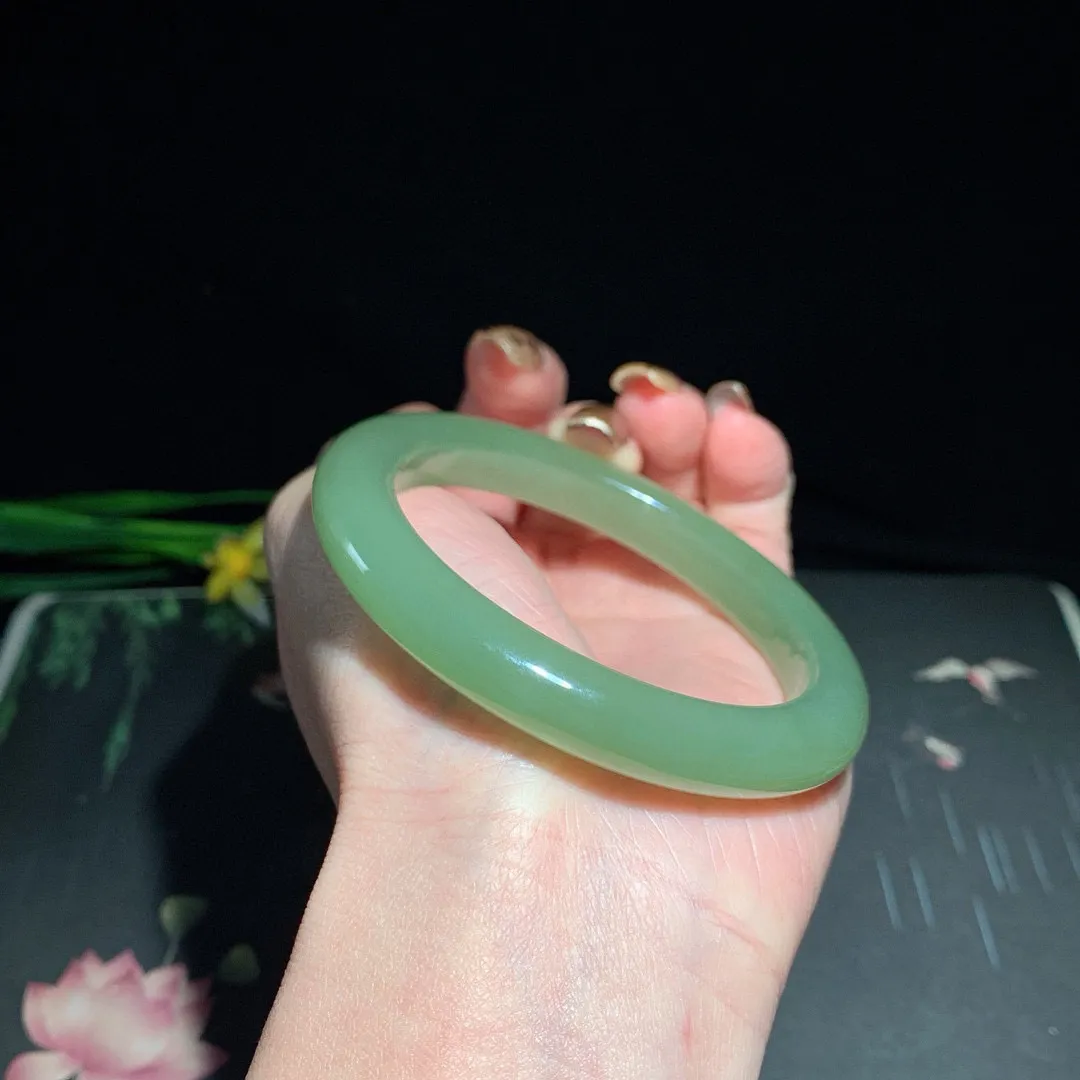 和田玉56.5圈晴水色手镯！清水色！玉质细腻油润 底色纯净  无裂无杂 脂粉好，品质高。