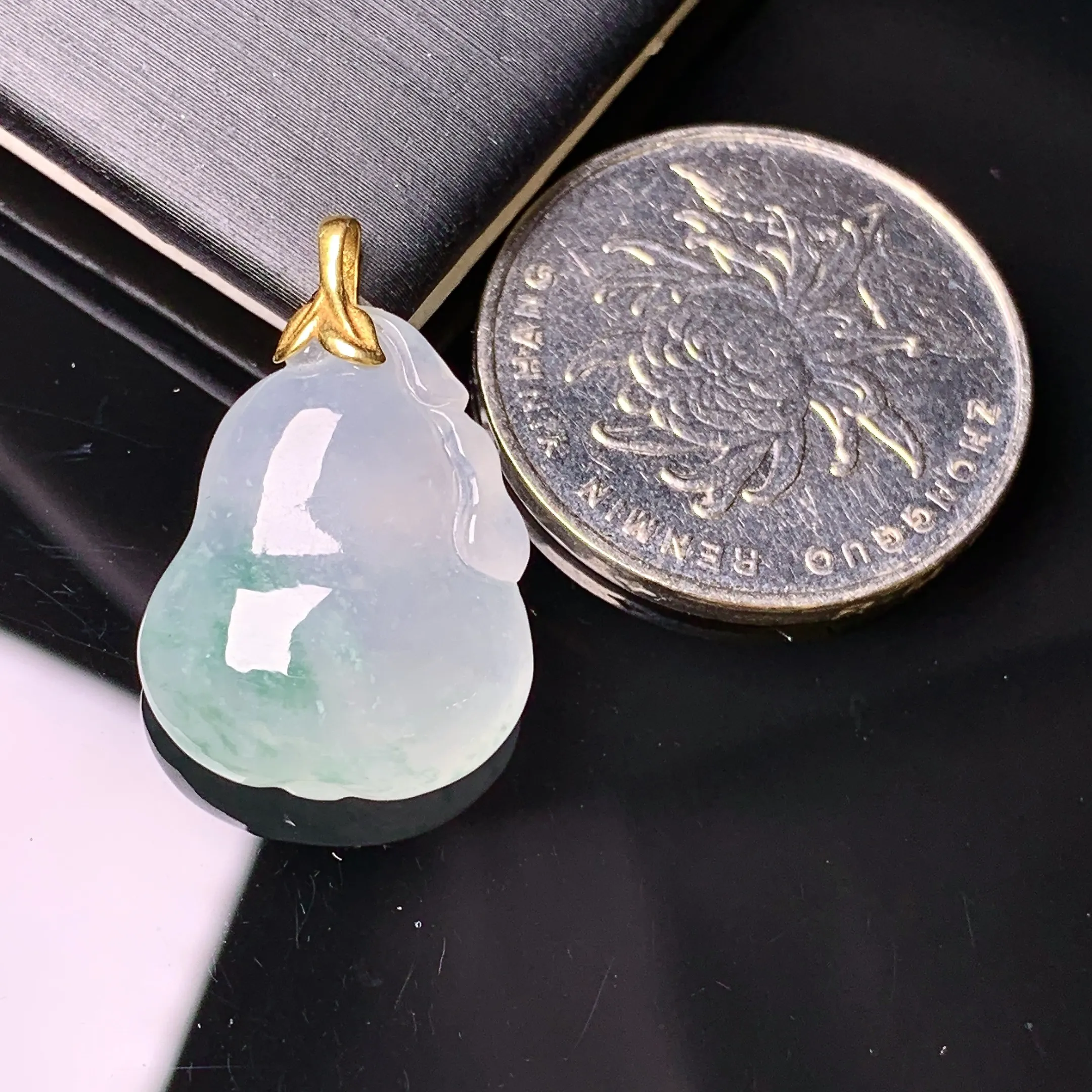 18k金镶嵌冰种葫芦吊坠 玉质细腻 色泽艳丽清新 整体尺寸24*16*6.6