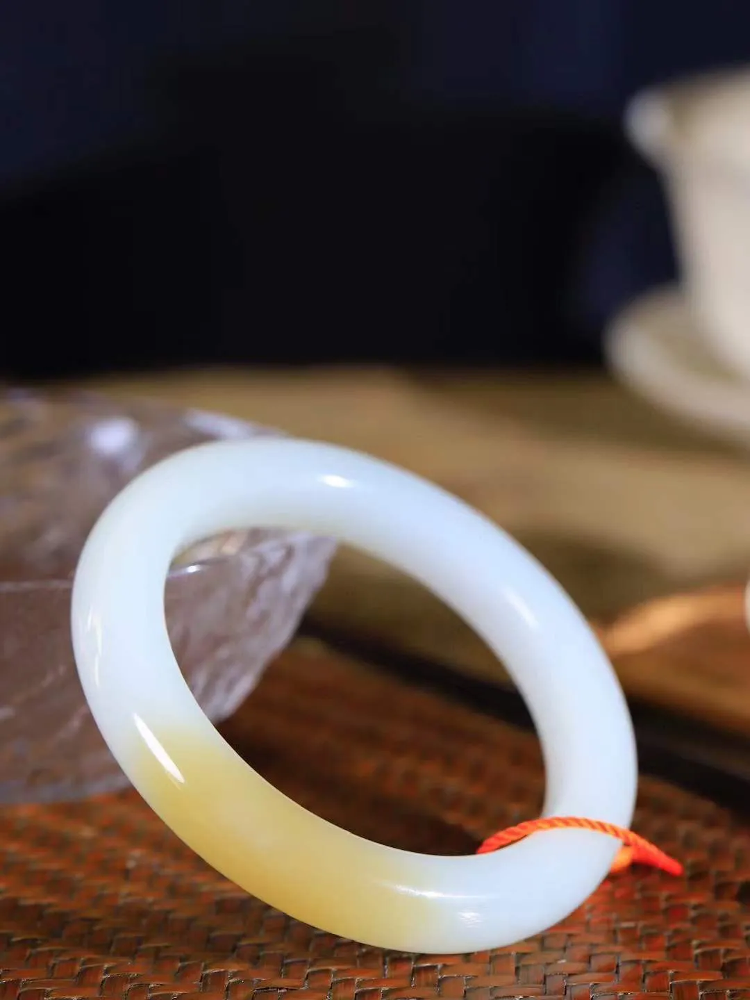 【一见钟情·手镯】

收藏级和田玉糖白玉手镯。镯型饱满，温润细腻，脂润沁香。️执一卷书，沏一盏茶，着一袭裙，戴一只镯。淡淡浅笺，素心若兰，静赏玉中诗画。悠悠岁月，芊手轻摘，盛满诗样芳华。重56.5克   内径圈口54.5mm 尺寸11.6-10mm  FDA-55121100