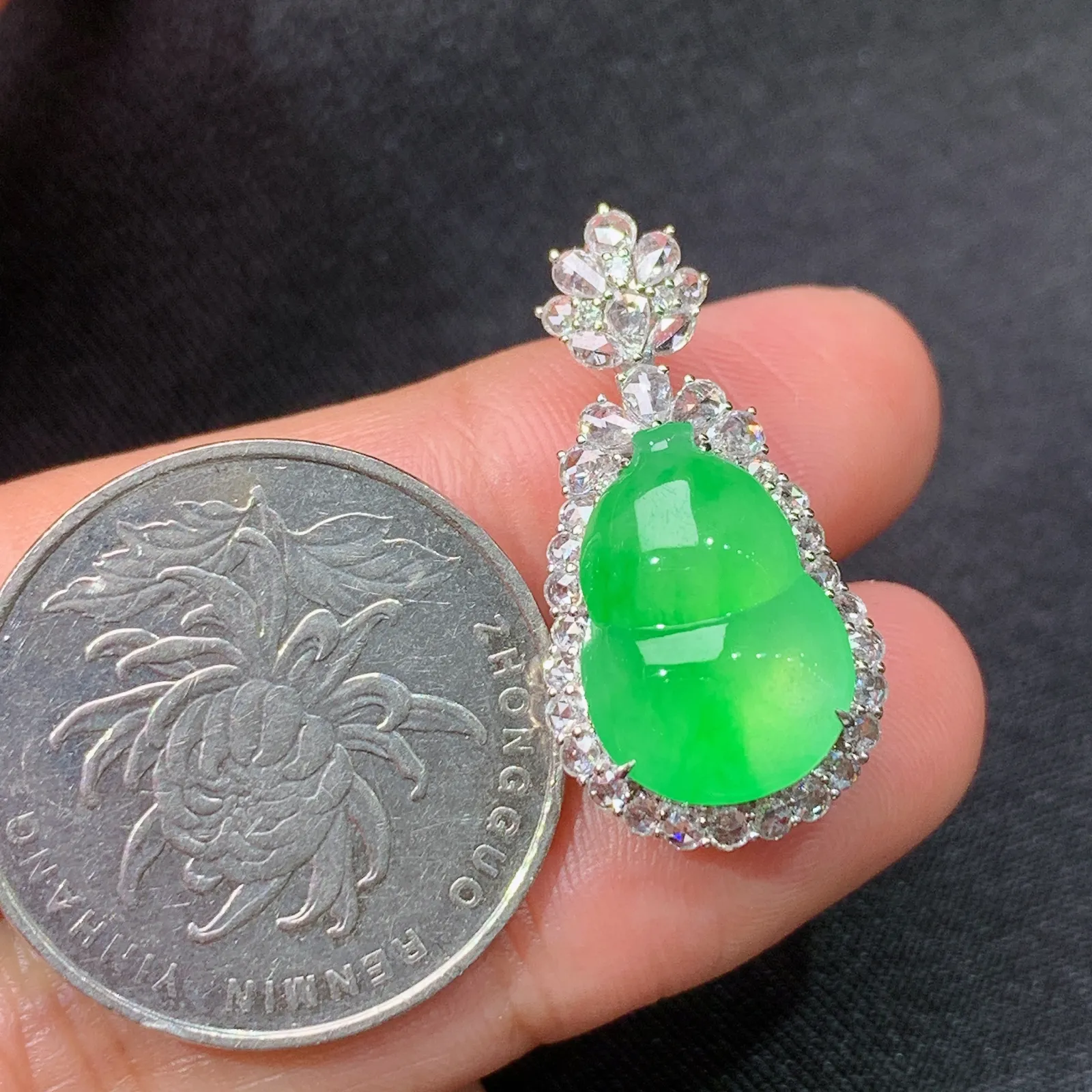 冰阳绿葫芦吊坠，18k金镶嵌，冰润色阳，玉质细腻，种水足，Tl 尺寸26.9*13.7*10