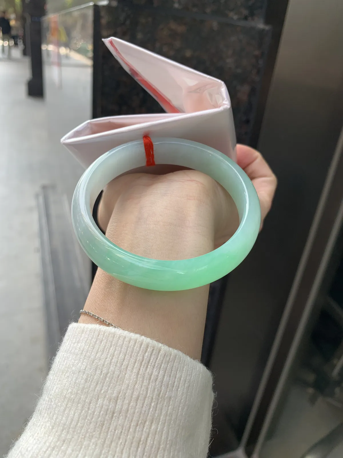 冰胶阳绿半山水
59.5-13.4-7.5底妆水润细腻，半截甜阳翠色肆意流淌，娇艳欲滴，半山半水，宛如春日里的繁华盛景