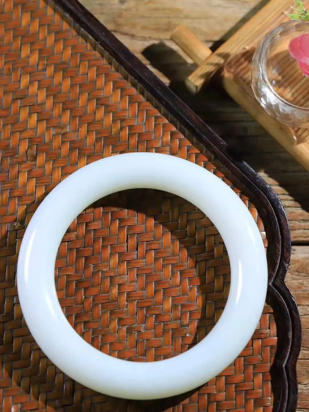 【玉佳人·手镯】

精品️和田玉白玉圆条手镯 ，玉质细腻油润，做工细致精美，端庄素雅，亭亭玉立，芊芊素手。芊芊素手，怎能忘镯？秀美镯型，更显婀娜。内径60mm 尺寸12.5-12.5mm重84.5克69121080L