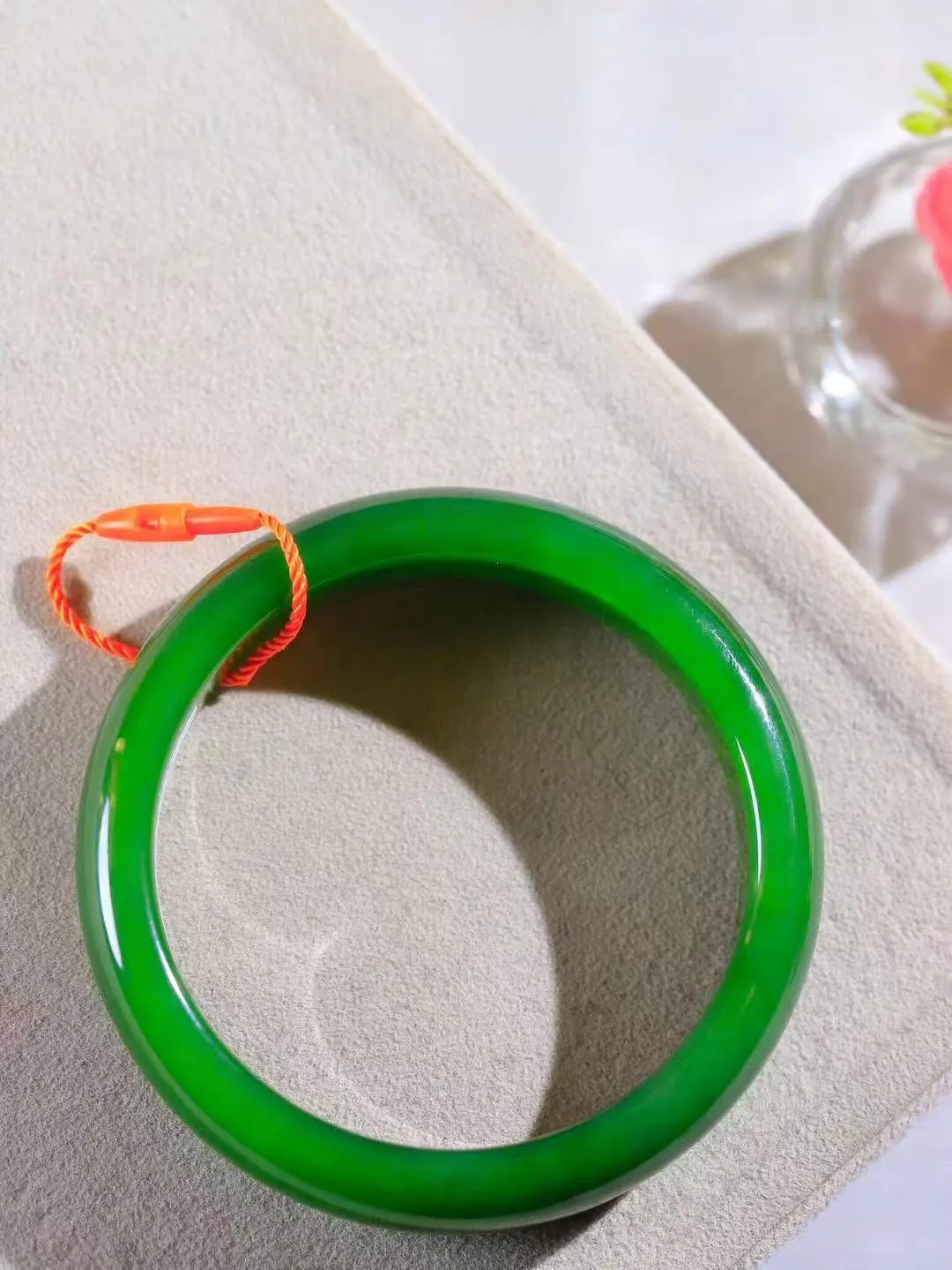 （温柔雅致.手镯）

收藏级臻品️和田玉碧玉手镯。镯型饱满，温润细腻，脂润沁香。️执一卷书，沏一盏茶，着一袭裙，戴一只镯。淡淡浅笺，素心若兰，静赏玉中诗画。悠悠岁月，芊手轻摘，盛满诗样芳华。重64.6克   尺寸59-15-8.2mm    FDA-32151000