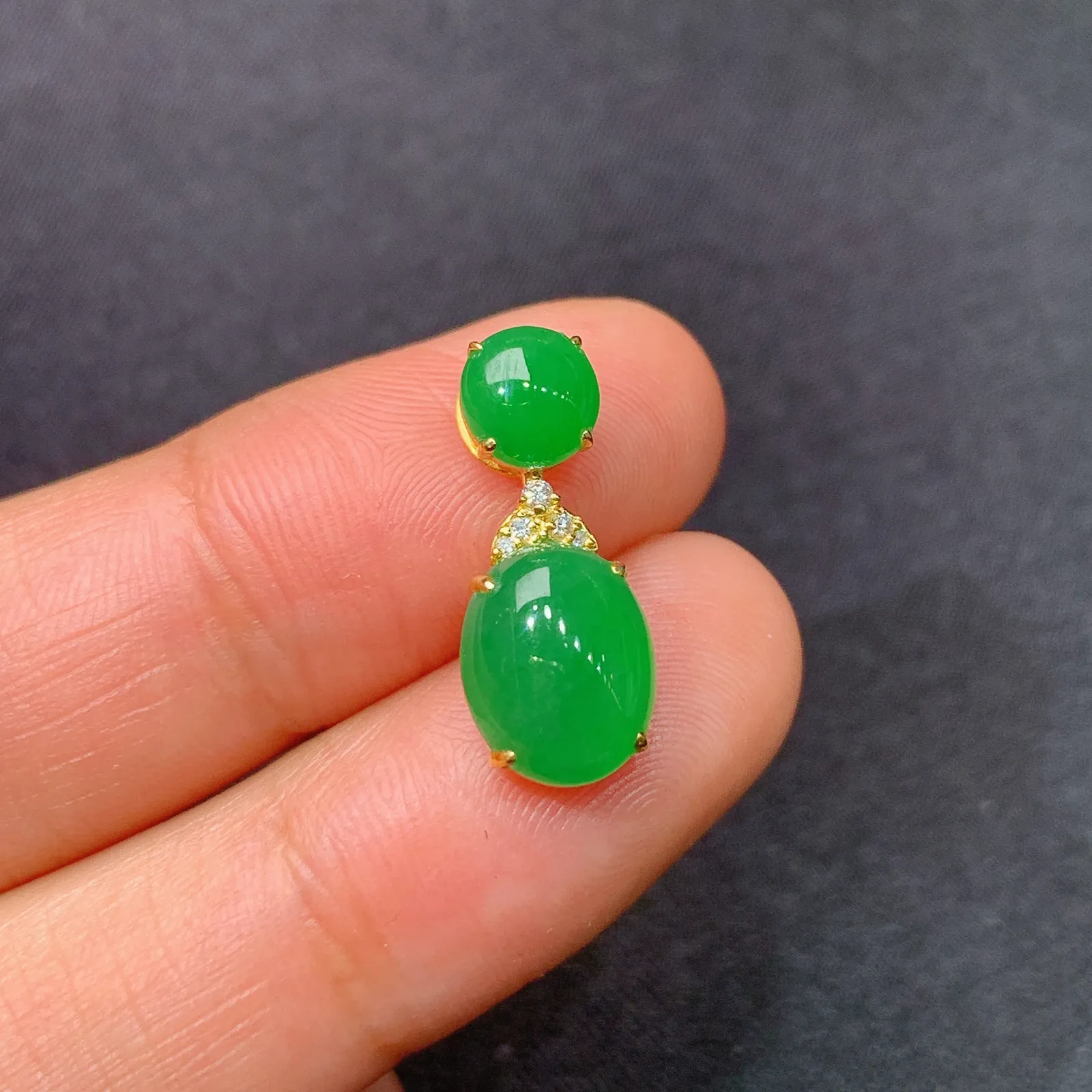 阳绿蛋面吊坠，18k金镶嵌，冰润色阳，玉质细腻，种水足，Gs 尺寸18.4*7.7*5.2