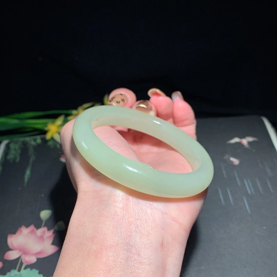 和田玉55.5圈晴水色手镯！清水色！玉质细腻油润 底色纯净  无裂无杂 脂粉好，品质高。