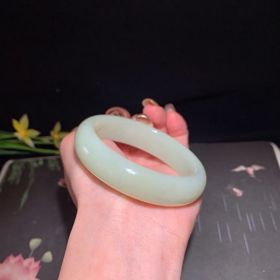 和田玉55圈口且末料手镯，玉质细腻油润 底色纯净 无裂无杂 脂粉好，品质高。