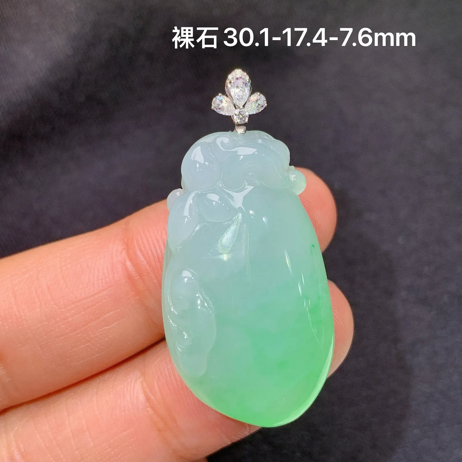 飘绿福瓜吊坠，18k金十莫桑钻镶嵌，冰润饱满，玉质细腻，种水足，Xz 尺寸30.1*17.4*7.6