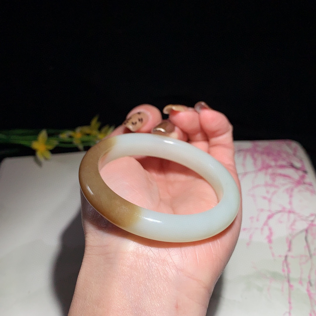 和田玉53.5圈且末糖手镯！玉质细腻油润 底色纯净  无裂无黑 脂粉好，品质高。