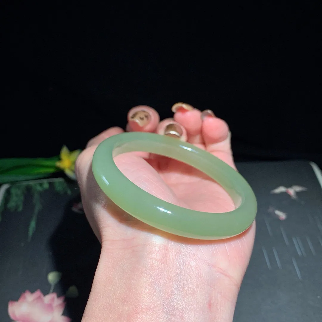 和田玉54.5圈晴水色手镯！清水色！玉质细腻油润 底色纯净  无裂无杂 脂粉好，品质高。