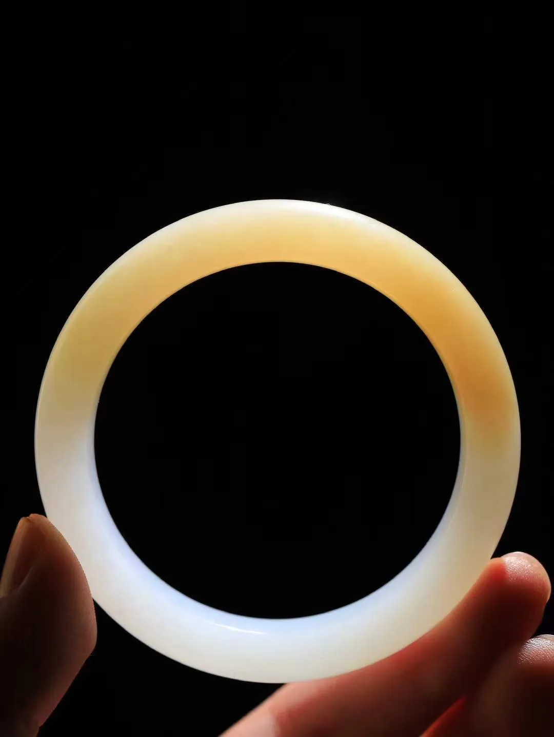 （温柔雅致.手镯）

精品️和田玉糖白玉手镯。镯型饱满，温润细腻，脂润沁香。️执一卷书，沏一盏茶，着一袭裙，戴一只镯。淡淡浅笺，素心若兰，静赏玉中诗画。悠悠岁月，芊手轻摘，盛满诗样芳华。重54.3克   尺寸54.9-12.5-8.6mm    FDA-321202900