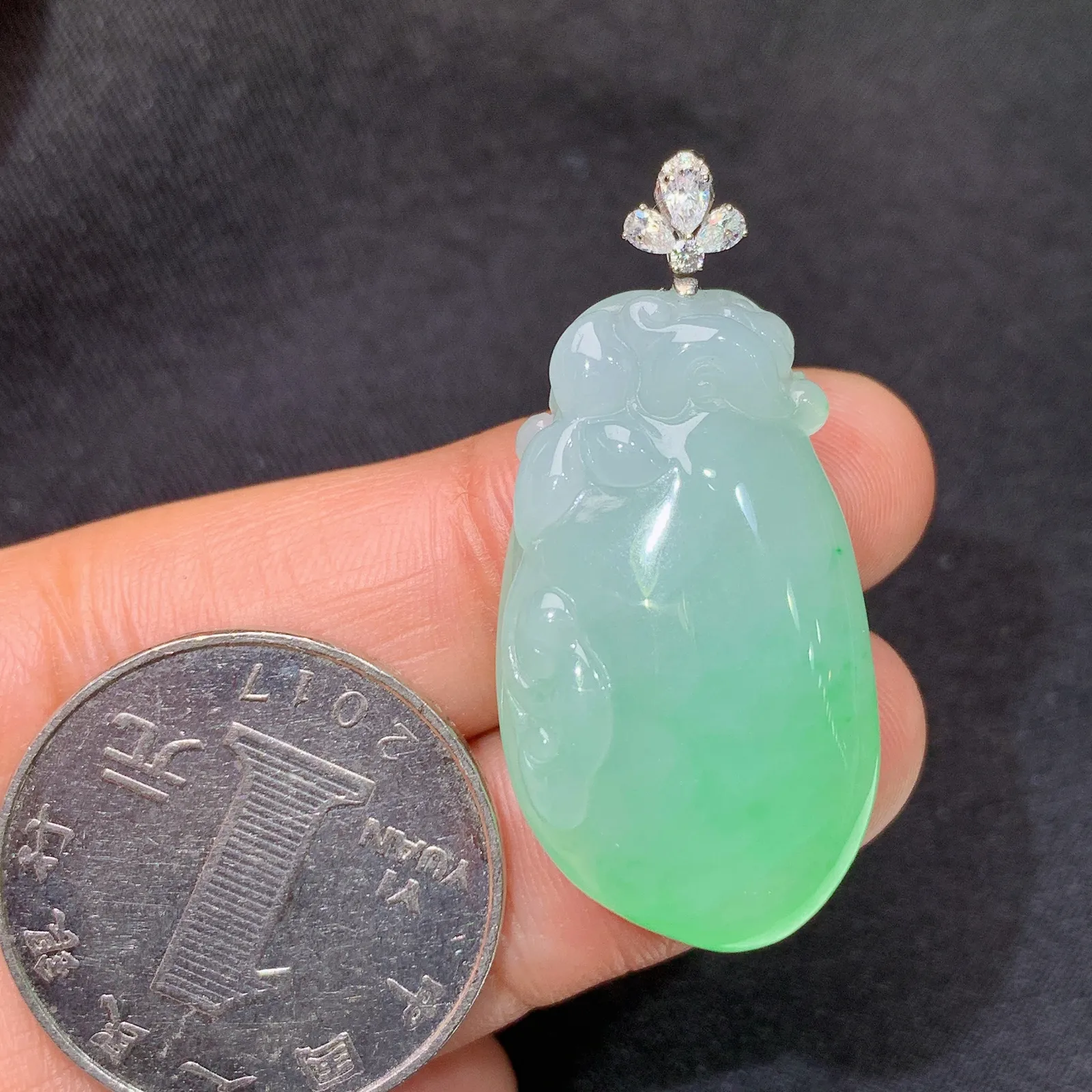 飘绿福瓜吊坠，18k金十莫桑钻镶嵌，冰润饱满，玉质细腻，种水足，Xz 尺寸30.1*17.4*7.6