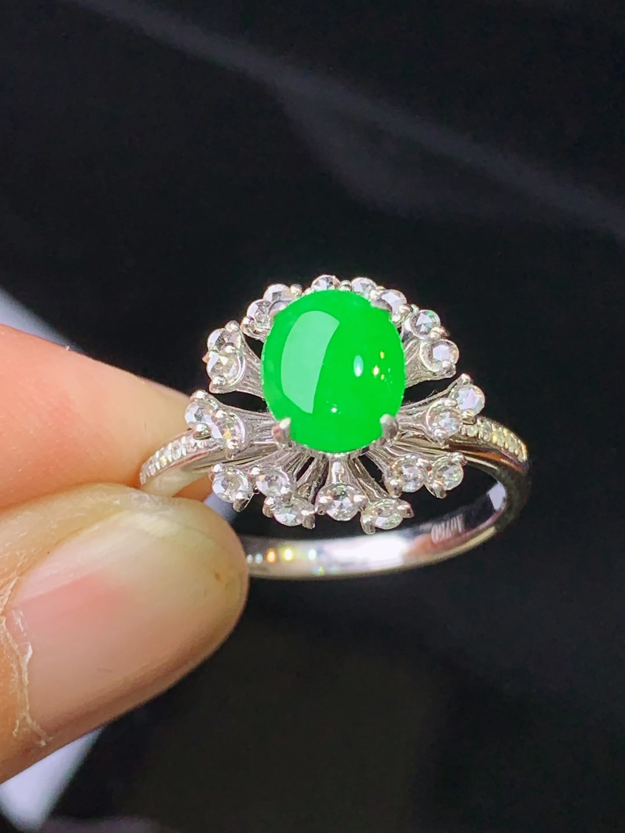 18k金钻镶嵌满绿蛋面戒指 玉质细腻 色泽艳丽清新 圈口14 整体尺寸13*13.8*7.6