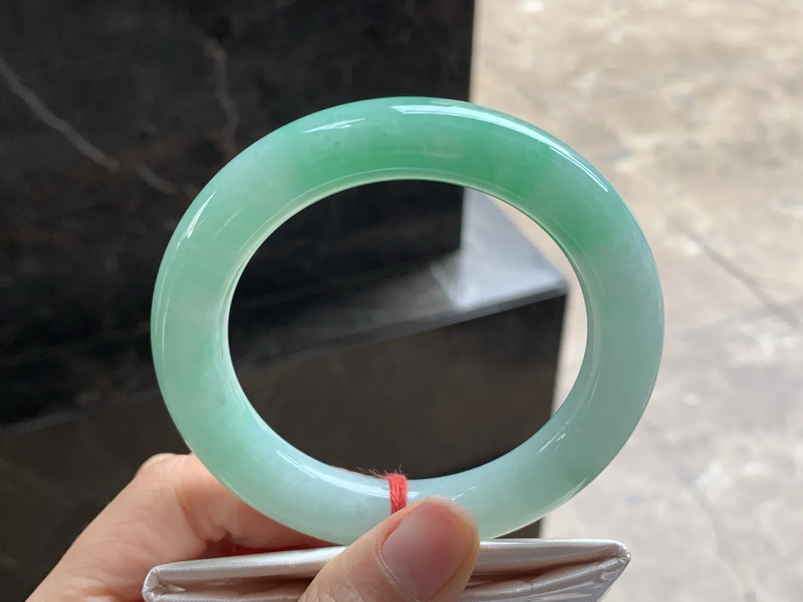 56.5-11.2

阳绿色圆条手镯^_^色阳鲜艳