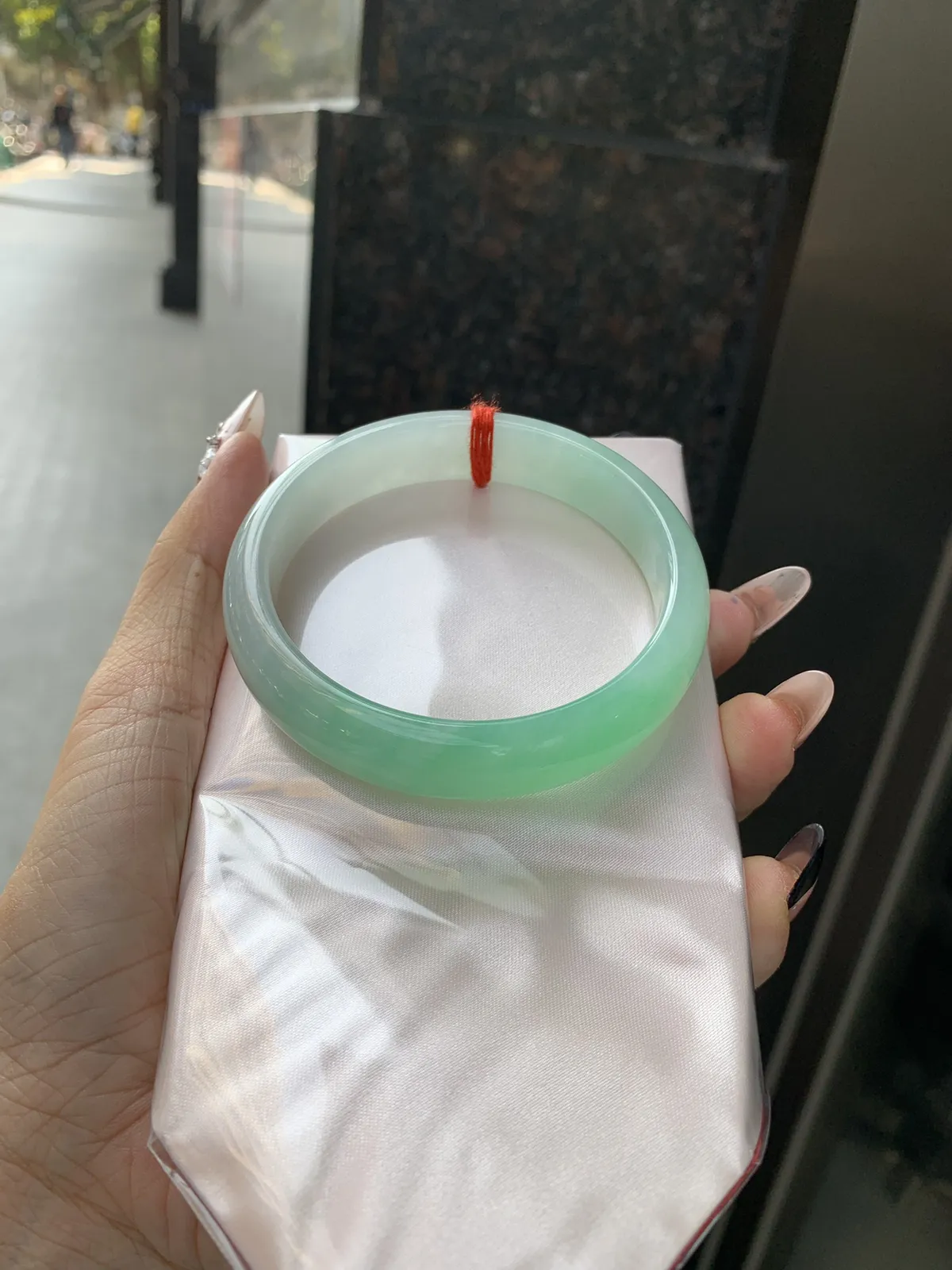 冰胶阳绿半山水
59.5-13.4-7.5底妆水润细腻，半截甜阳翠色肆意流淌，娇艳欲滴，半山半水，宛如春日里的繁华盛景