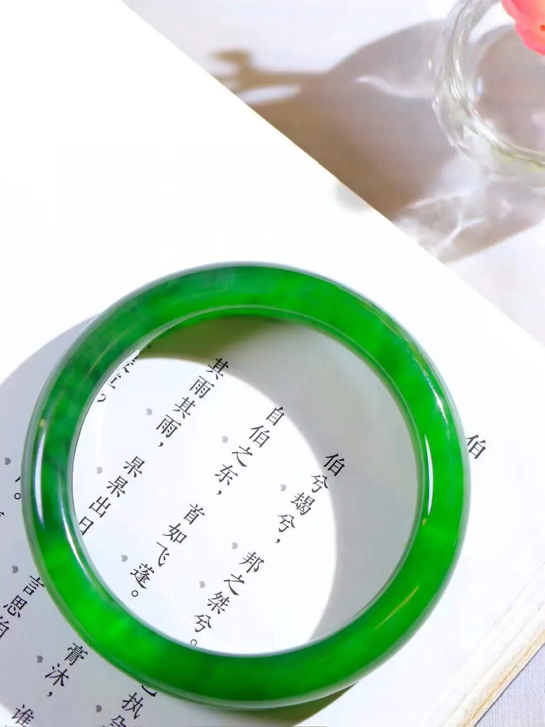 【碧色荡漾·手镯】

收藏级和田玉碧玉手镯，玉质细腻温润，手感舒适，️线条流畅，简约大气，美自天成，佩戴于腕间，婉约之美，举手投足间透出那份低调奢华，醉人心扉。重47.8克  内径圈口54mm  尺寸11.3-8.5mm  FDA-66161033