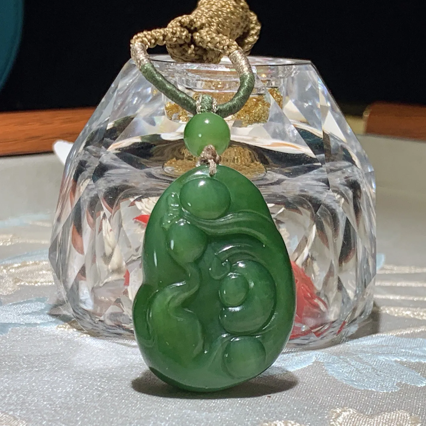 和田玉粉青俄罗斯碧玉佛引福来挂件！尺寸36/26/15重23.5克。无裂无杂无结构 玉质细腻油润。手推出油品相大气。250109