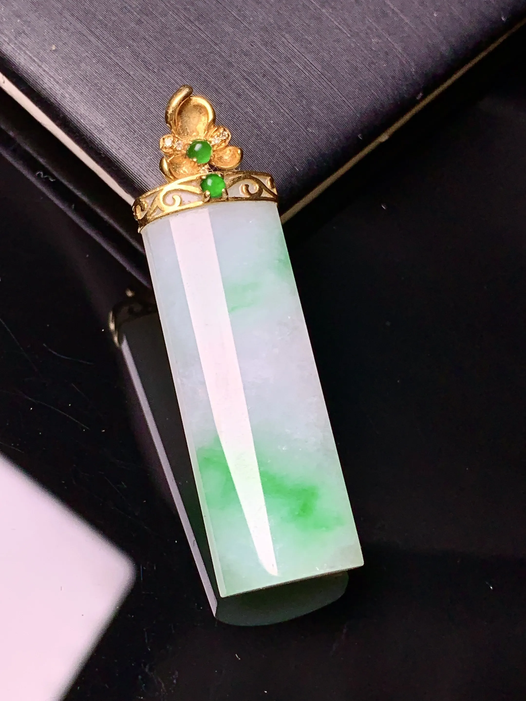 18k金镶嵌飘绿玉柱吊坠 玉质细腻 色泽艳丽清新 整体尺寸40*11.2*5.5
