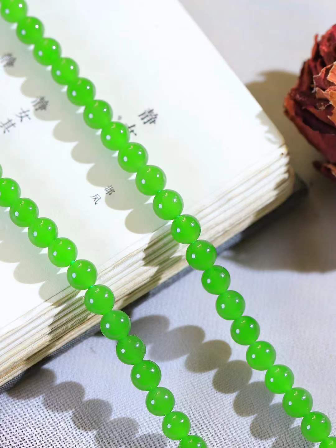 【珠圆玉润.项链】

精品和田玉碧玉珠圆玉润项链 玉质温润细腻  整串打磨圆润，佩戴舒适。珠珠落玉盘，间关莺语花底滑，一生美好时光，无论身在何处，都有它相伴相守。事事顺遂，幸福美满，吉祥如意。重40.9克 尺寸取一6mm  791252978A