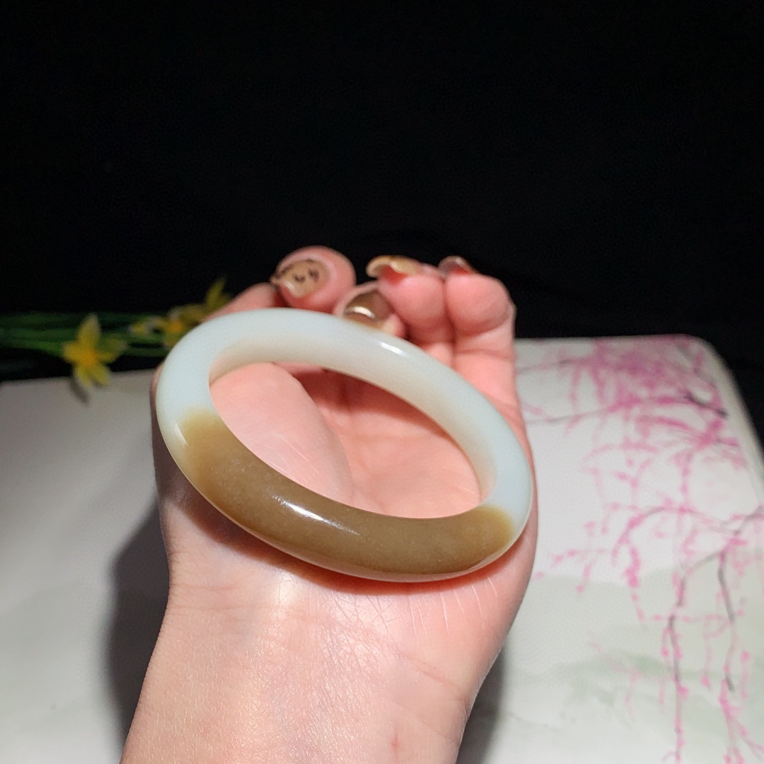 和田玉53.5圈且末糖手镯！玉质细腻油润 底色纯净  无裂无黑 脂粉好，品质高。