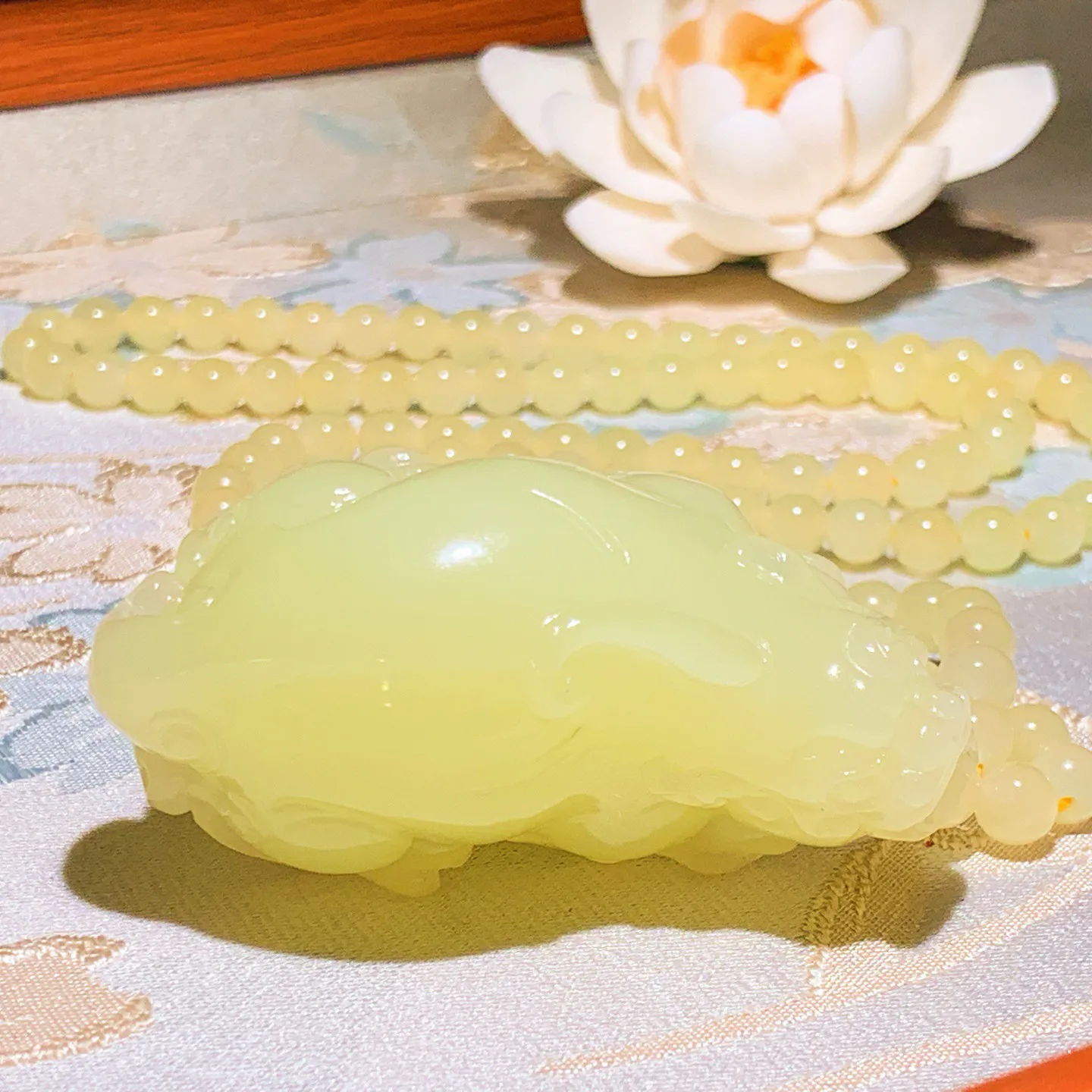 新疆和田玉若羌黄口料招财进宝貔貅挂件 尺寸60/30/23重90.8克。玉质细腻油润。手推出油品相大气。250109