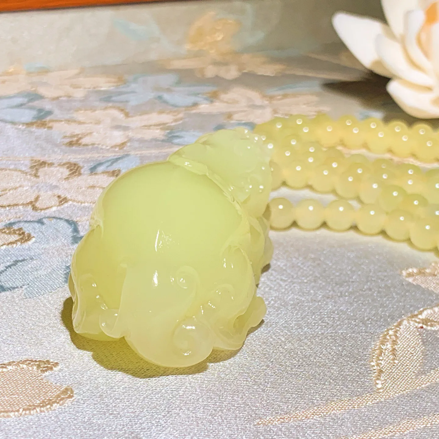 新疆和田玉若羌黄口料招财进宝貔貅挂件 尺寸60/30/23重90.8克。玉质细腻油润。手推出油品相大