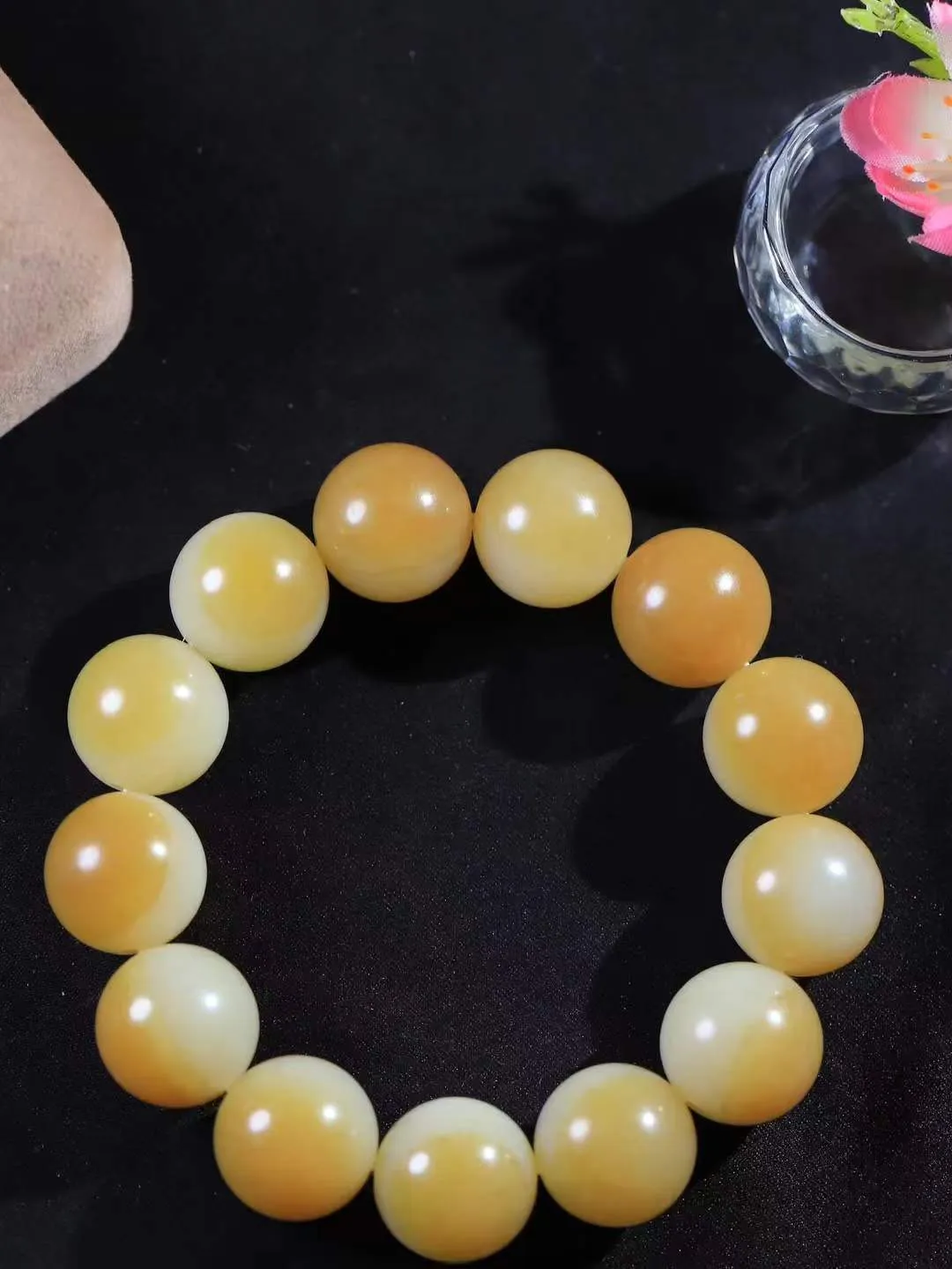 【珠圆玉润.手串】

精品和田玉糖白玉珠圆玉润手串 玉质温润细腻  整串打磨圆润，佩戴舒适。珠珠落玉盘，间关莺语花底滑，一生美好时光，无论身在何处，都有它相伴相守。事事顺遂，幸福美满，吉祥如意。重116.7克 尺寸取一18mm FDL-16141000