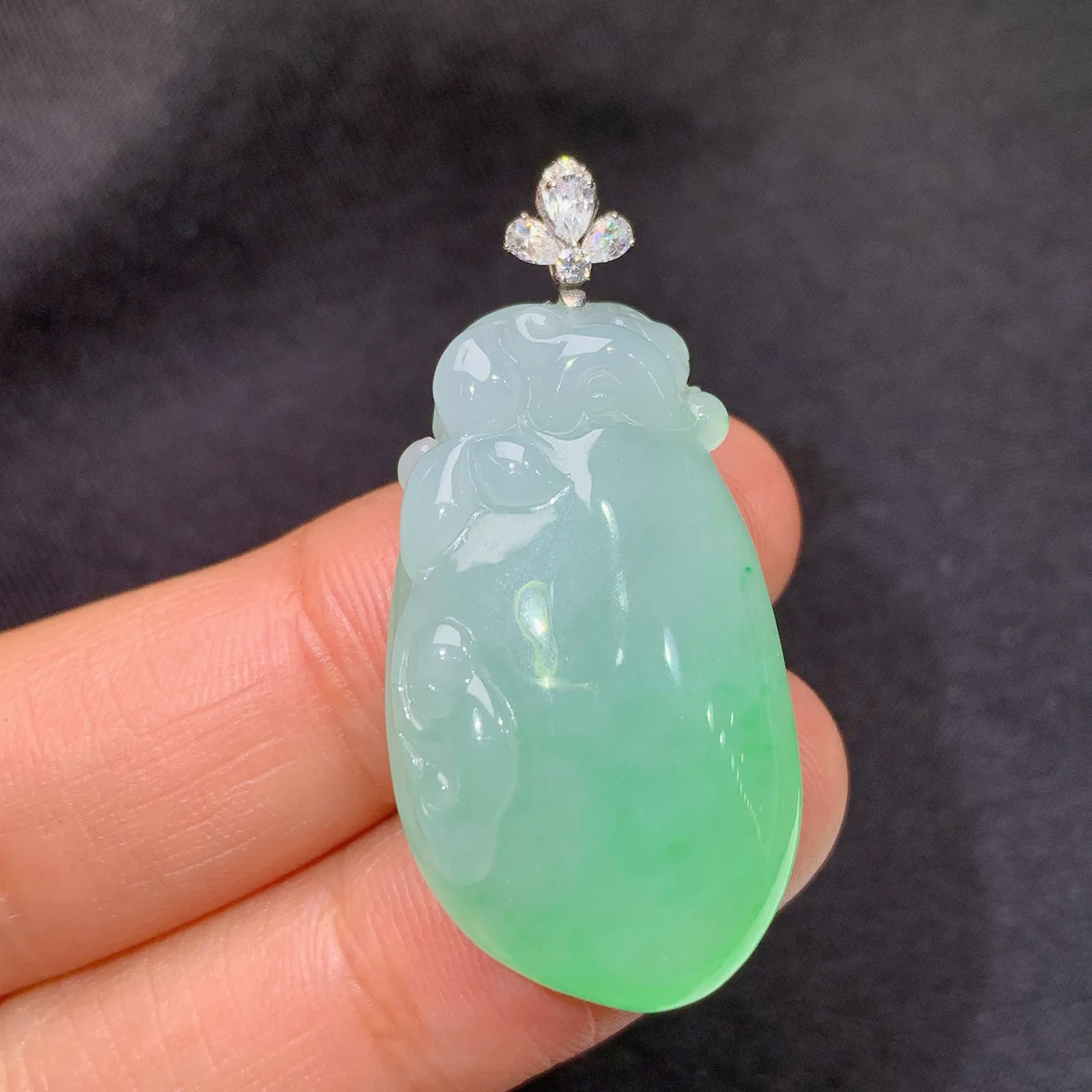 飘绿福瓜吊坠，18k金十莫桑钻镶嵌，冰润饱满，玉质细腻，种水足，Xz 尺寸30.1*17.4*7.6