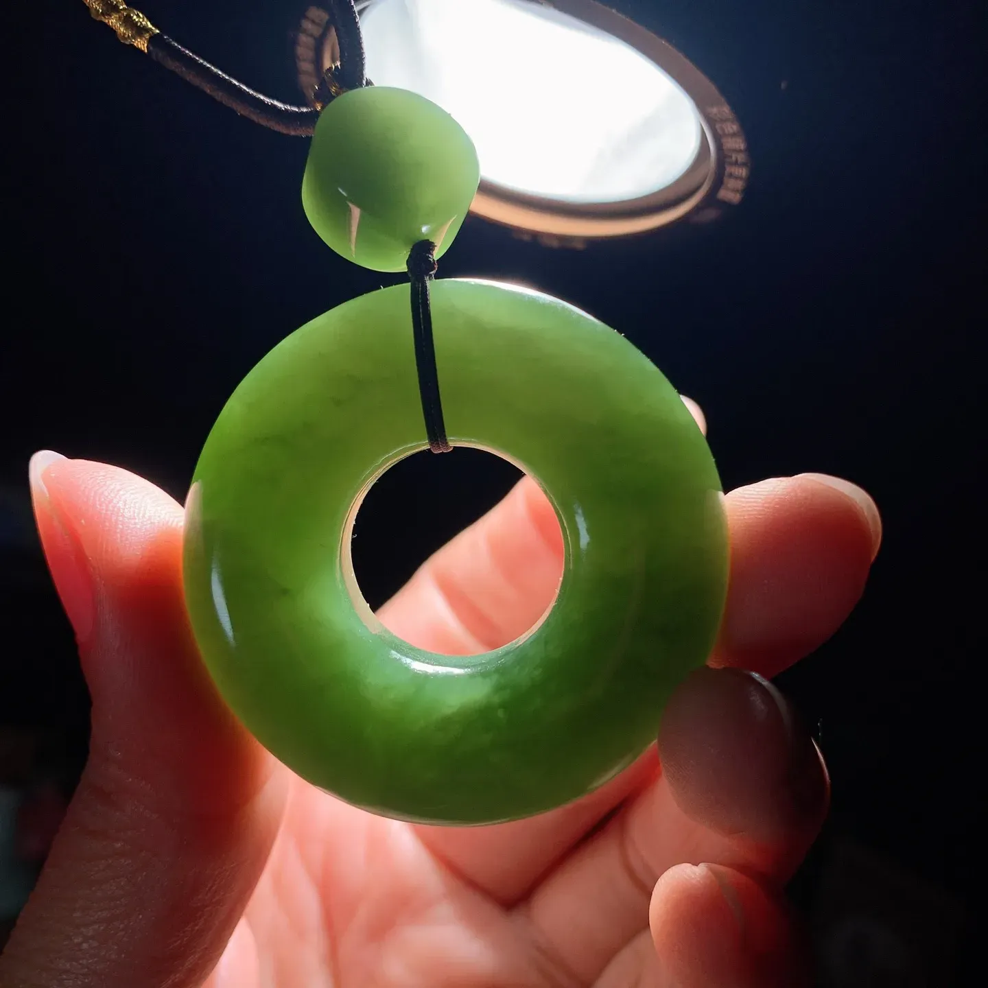 和田玉菠菜绿俄罗斯碧玉怀古平安环挂件 尺寸45/12重44克。玉质细腻油润。手推出油品相大气。250109