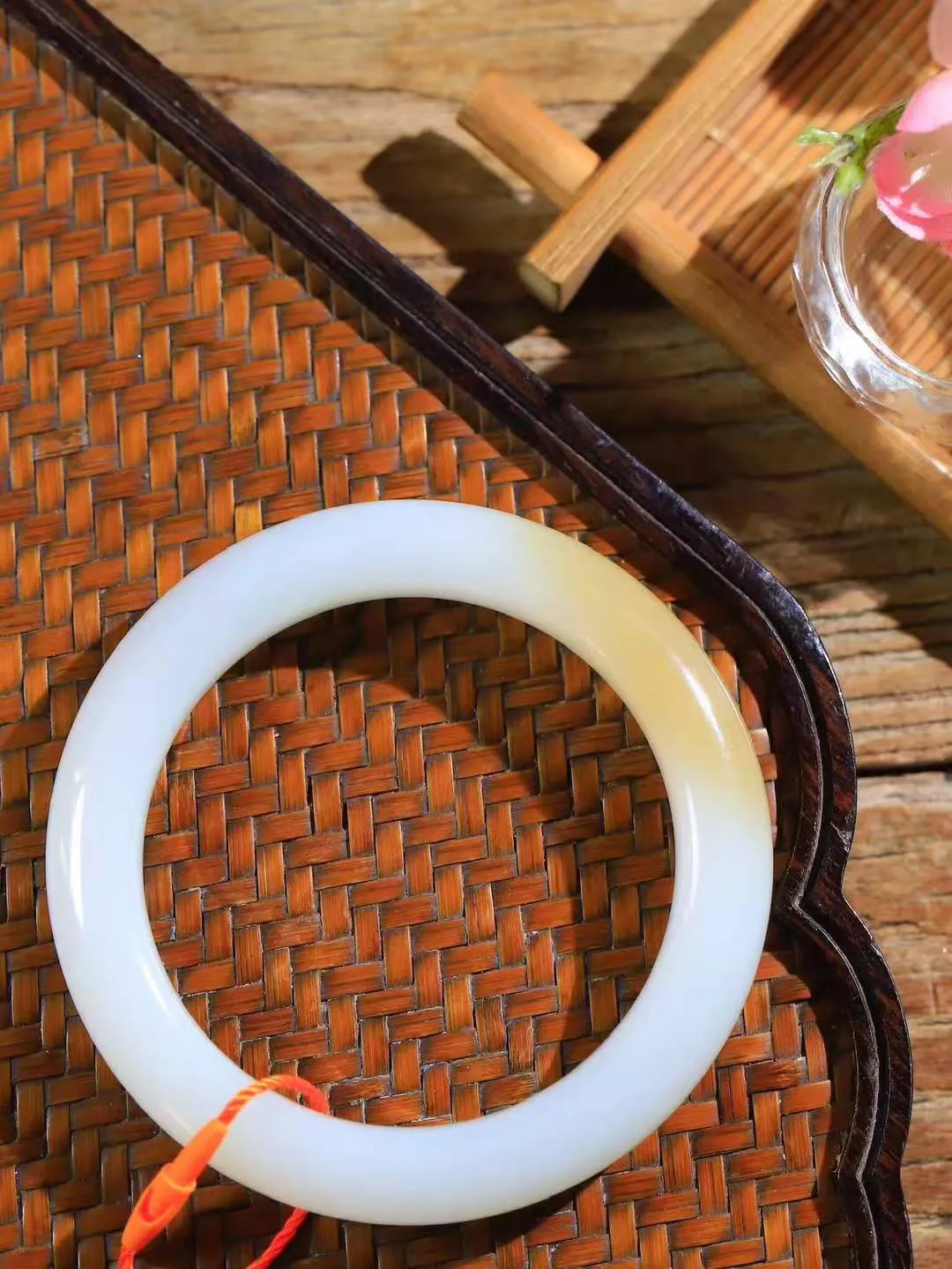 【一见钟情·手镯】

收藏级和田玉糖白玉手镯。镯型饱满，温润细腻，脂润沁香。️执一卷书，沏一盏茶，着一袭裙，戴一只镯。淡淡浅笺，素心若兰，静赏玉中诗画。悠悠岁月，芊手轻摘，盛满诗样芳华。重56.5克   内径圈口54.5mm 尺寸11.6-10mm  FDA-55121100