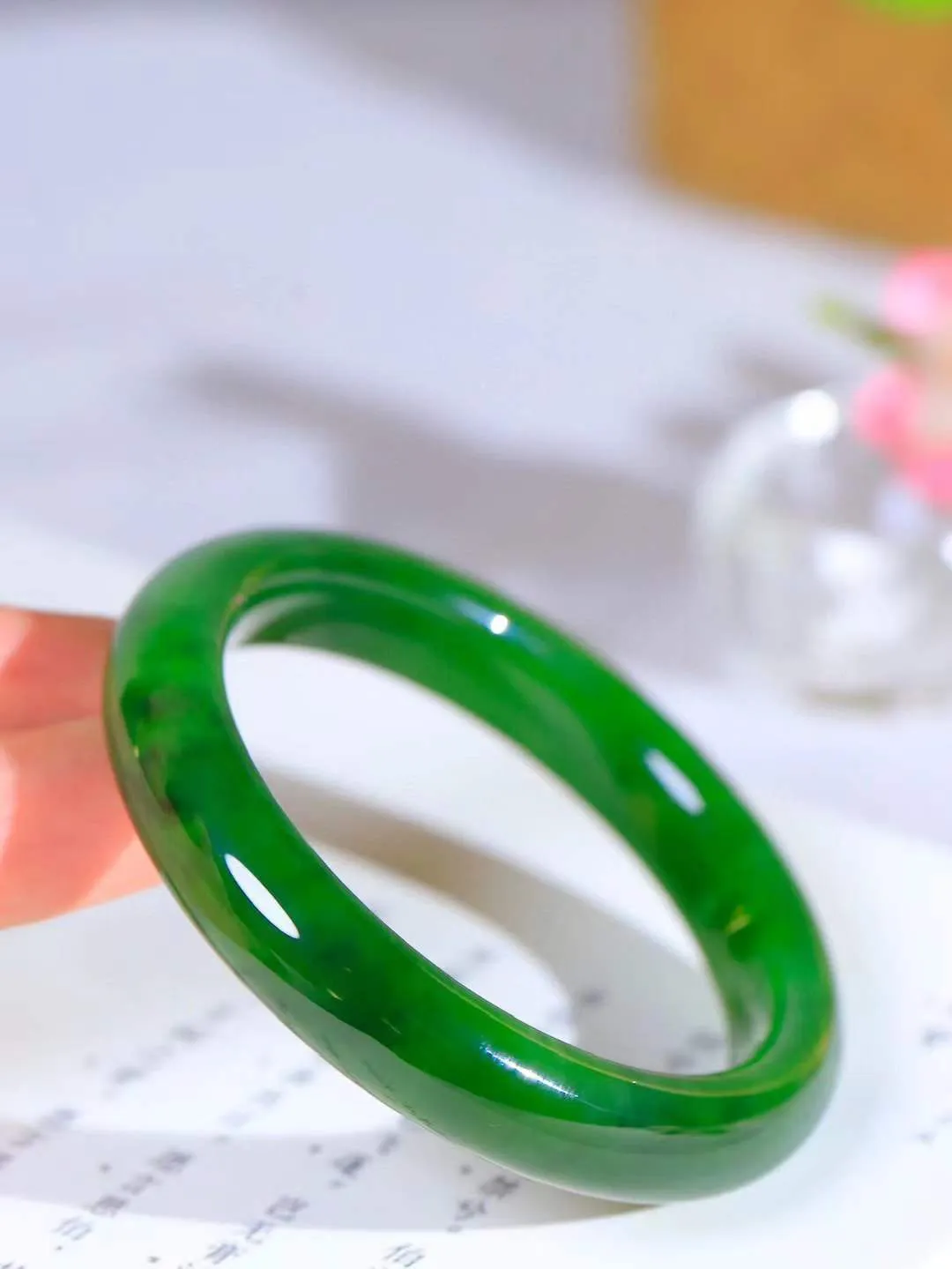 【碧色荡漾·手镯】

收藏级和田玉碧玉手镯，玉质细腻温润，手感舒适，️线条流畅，简约大气，美自天成，佩戴于腕间，婉约之美，举手投足间透出那份低调奢华，醉人心扉。重47.8克  内径圈口54mm  尺寸11.3-8.5mm  FDA-66161033