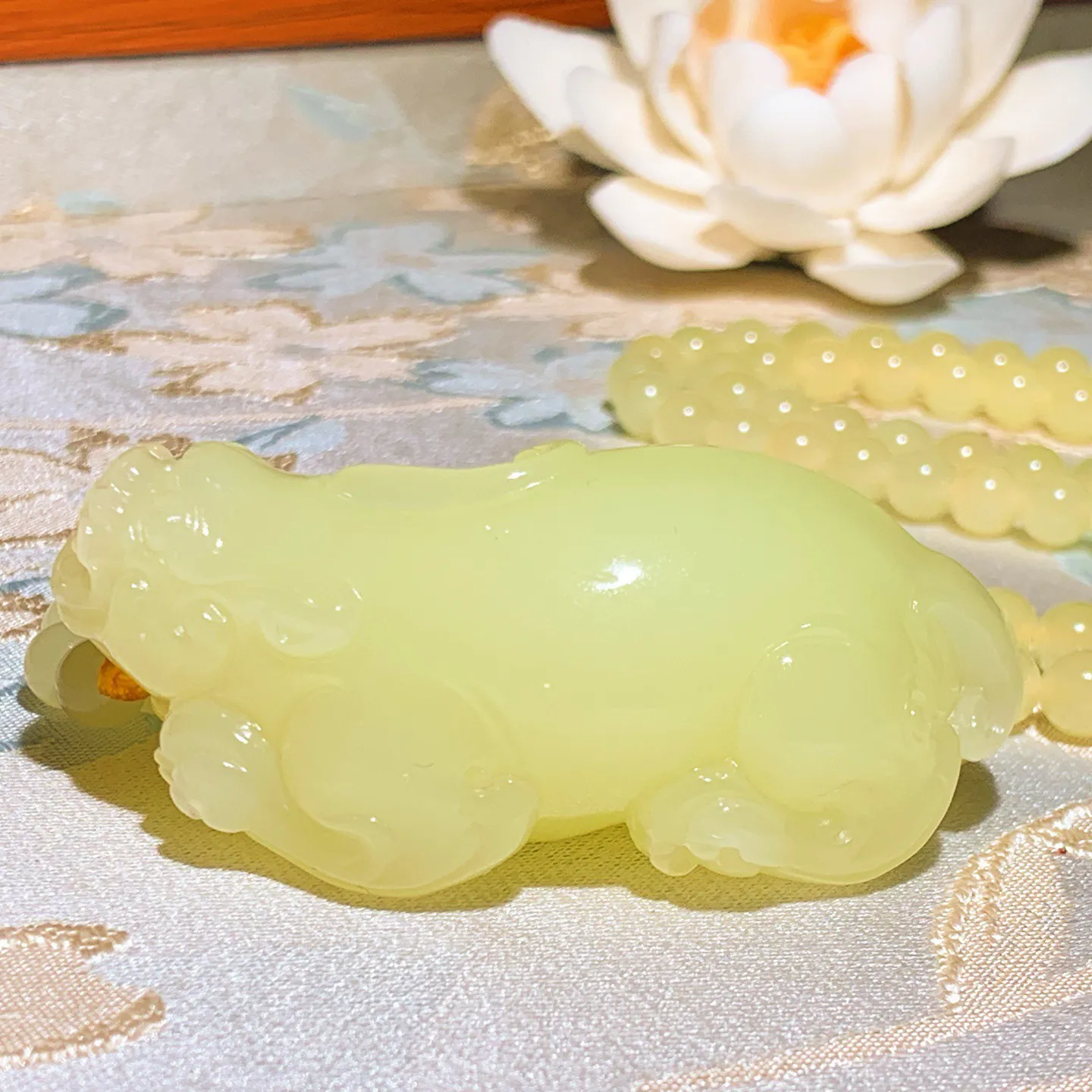 新疆和田玉若羌黄口料招财进宝貔貅挂件 尺寸60/30/23重90.8克。玉质细腻油润。手推出油品相大气。250109