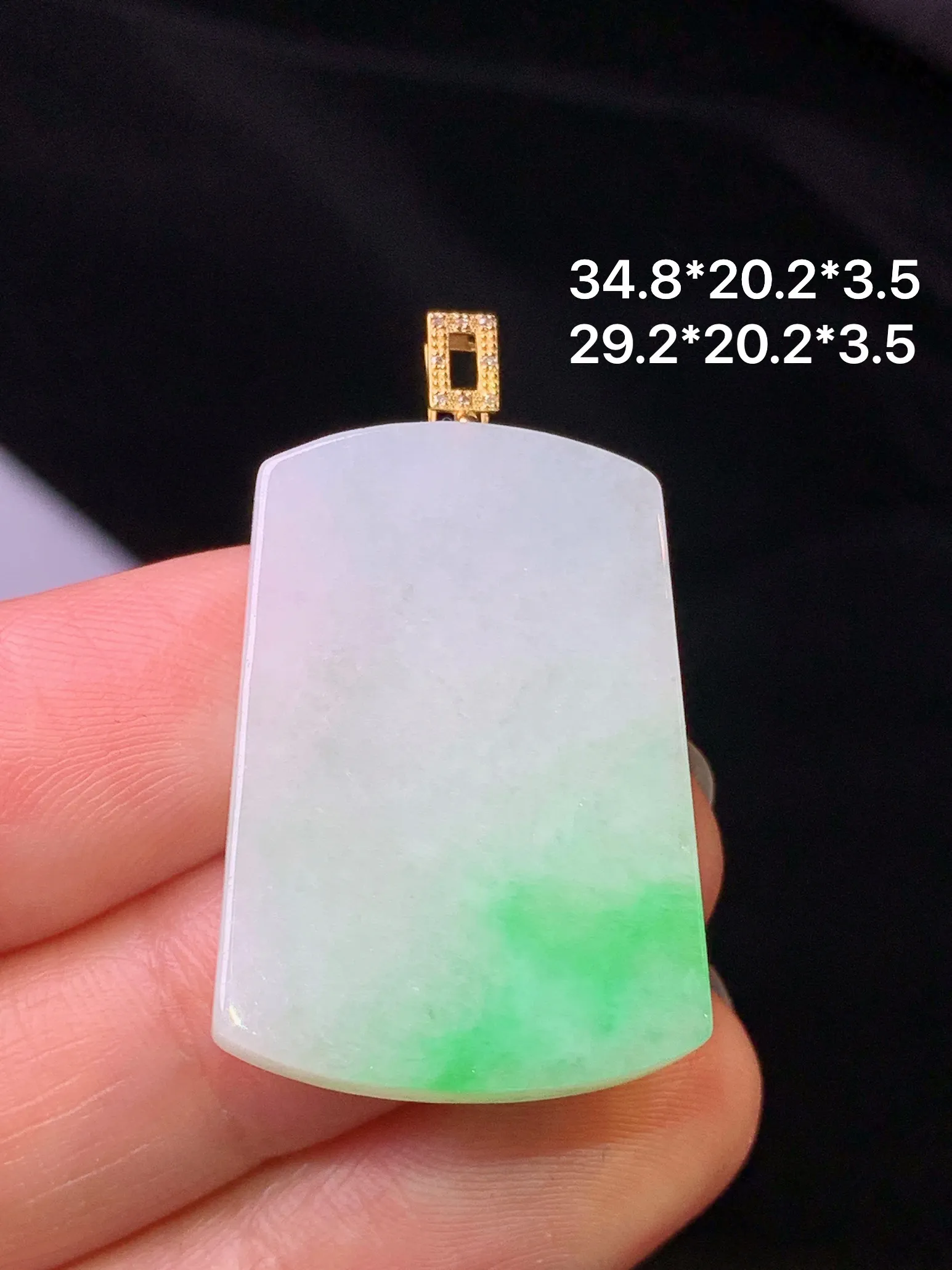 18k金镶嵌飘绿无事牌吊坠 玉质细腻 色泽艳丽清新 整体尺寸34.8*20.2*3.5