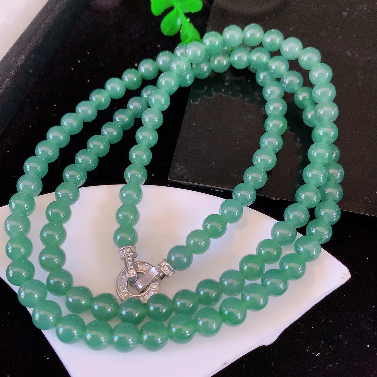 自然光实拍，冰种满色翡翠项链，翠色灵动，佩戴效果时尚出众，尽显气质，玉质细腻，美感十足。#001.1取一尺寸6.6