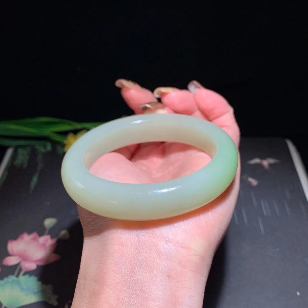 和田玉58.5圈口翠青宽条手镯！玉质细腻油润 底色纯净 无裂无黑 脂粉好，品质高