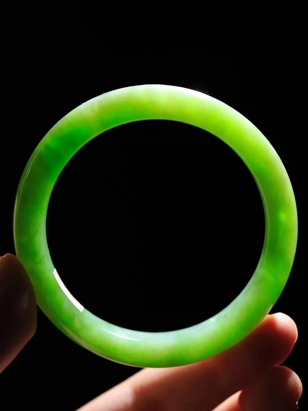 【温润如心.镯】

精品️和田玉碧玉猫眼手镯，精选上等碧玉料，色泽清透，质地细腻。佩戴它，感受千年玉文化的温润与优雅，愿它为您带来平安与幸福。重53克  尺寸57-12-8.5mm  10161011A