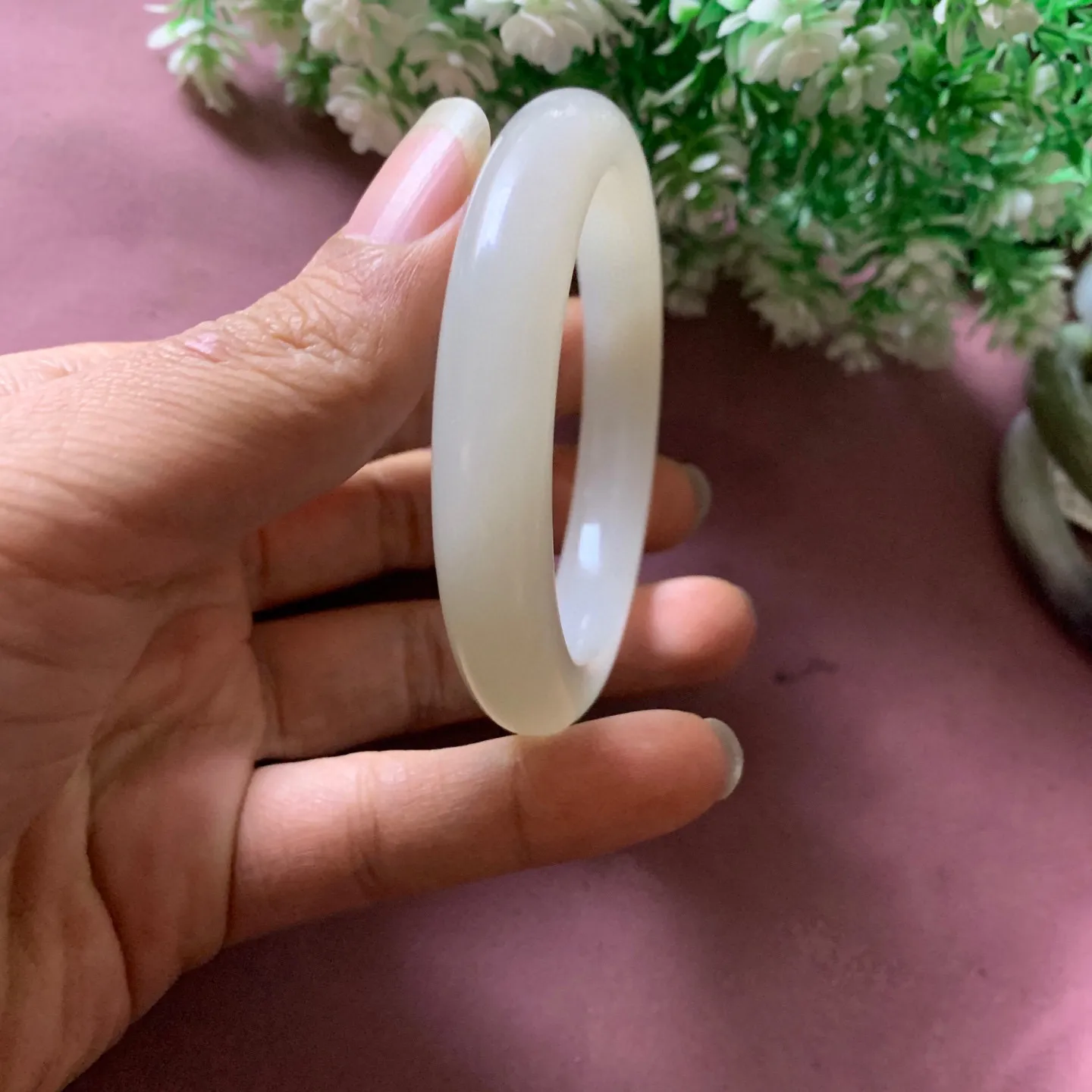 55圈口和田玉藕粉色手镯【挽间柔情】，和田玉55圈口手镯，精品粉糖，镯型古朴典雅。在诗情画意的雨巷相遇，你是我腕间的一抹风情，有你眸有深情.清风荡漾湖间静水，我愿俯身低眉，在烟波涟漪处寻