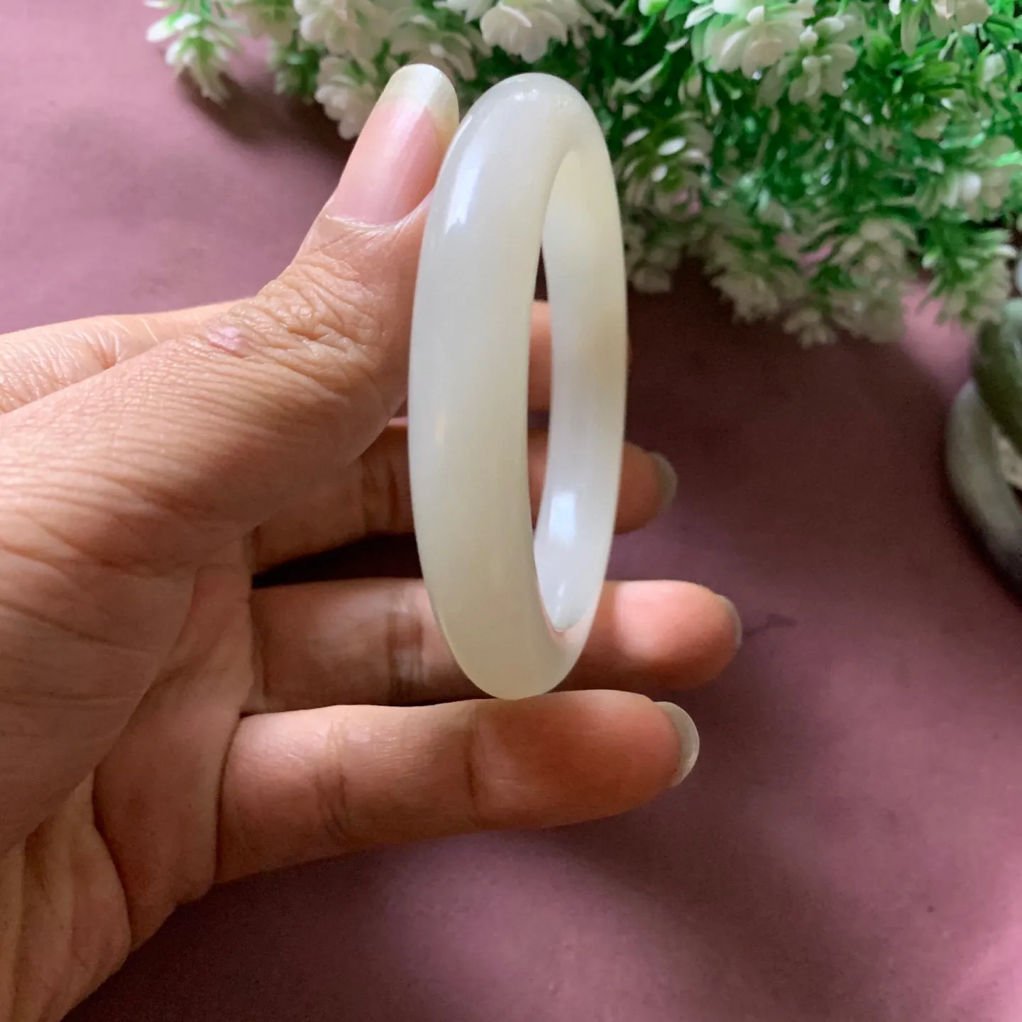 55圈口和田玉藕粉色手镯【挽间柔情】，和田玉55圈口手镯，精品粉糖，镯型古朴典雅。在诗情画意的雨巷相