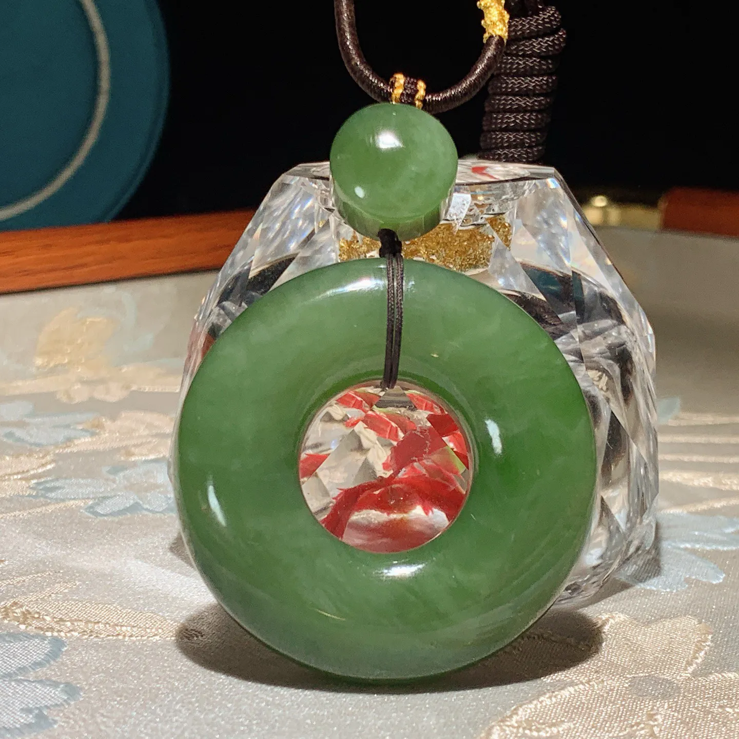 和田玉菠菜绿俄罗斯碧玉怀古平安环挂件 尺寸45/12重44克。玉质细腻油润。手推出油品相大气。250109