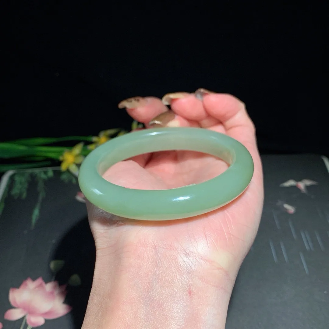 和田玉55.5圈晴水色手镯！清水色！玉质细腻油润 底色纯净  无裂无杂 脂粉好，品质高。