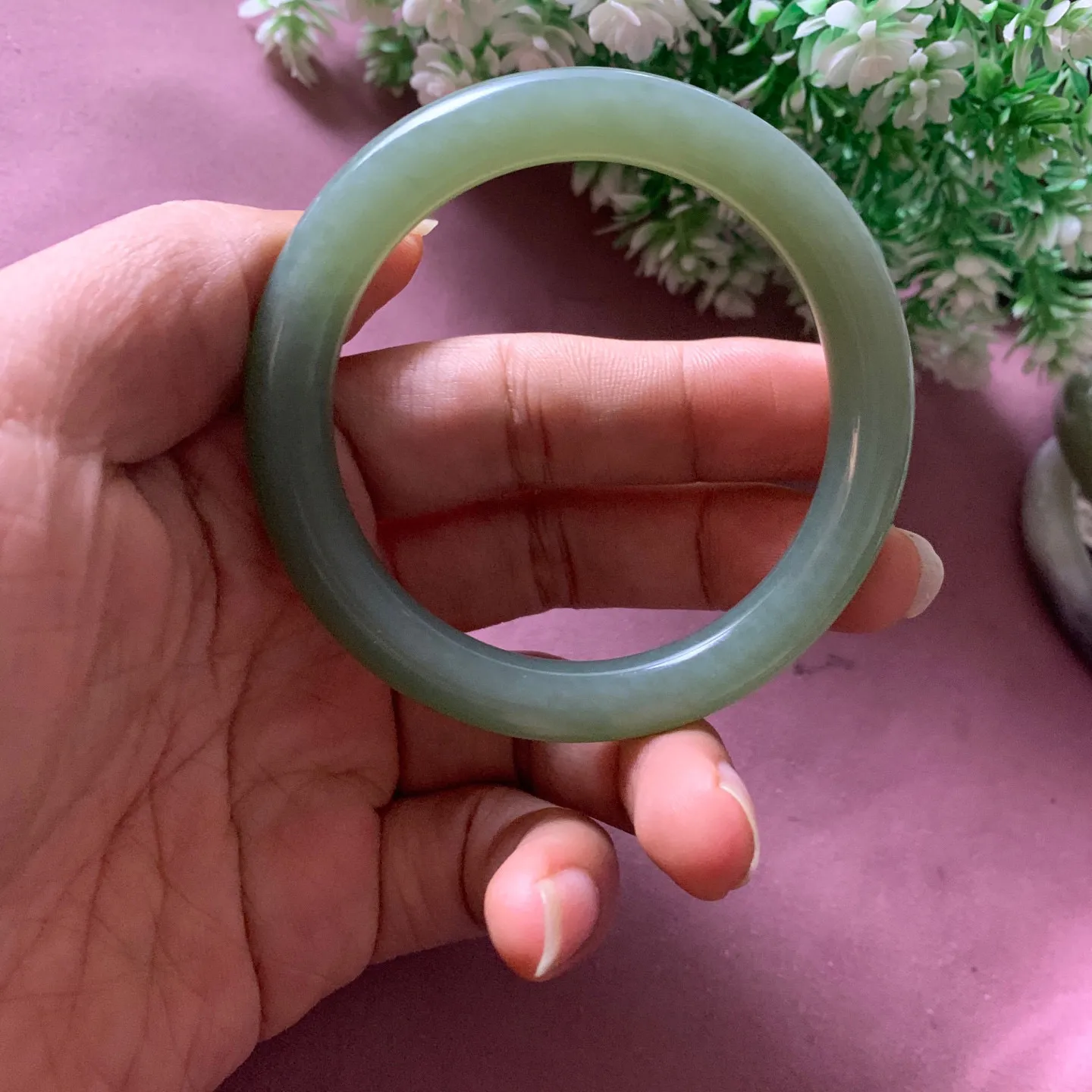 55圈口和田玉粉青手镯【挽间柔情】，和田玉55圈口手镯，精品粉糖，镯型古朴典雅。在诗情画意的雨巷相遇，你是我腕间的一抹风情，有你眸有深情.清风荡漾湖间静水，我愿俯身低眉，在烟波涟漪处寻