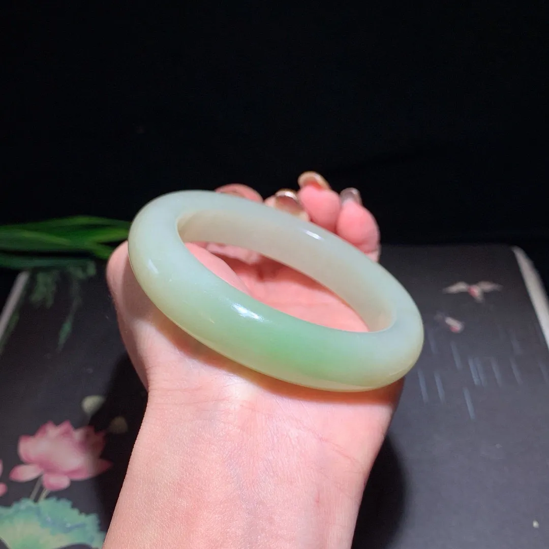 和田玉58.5圈口翠青宽条手镯！玉质细腻油润 底色纯净 无裂无黑 脂粉好，品质高